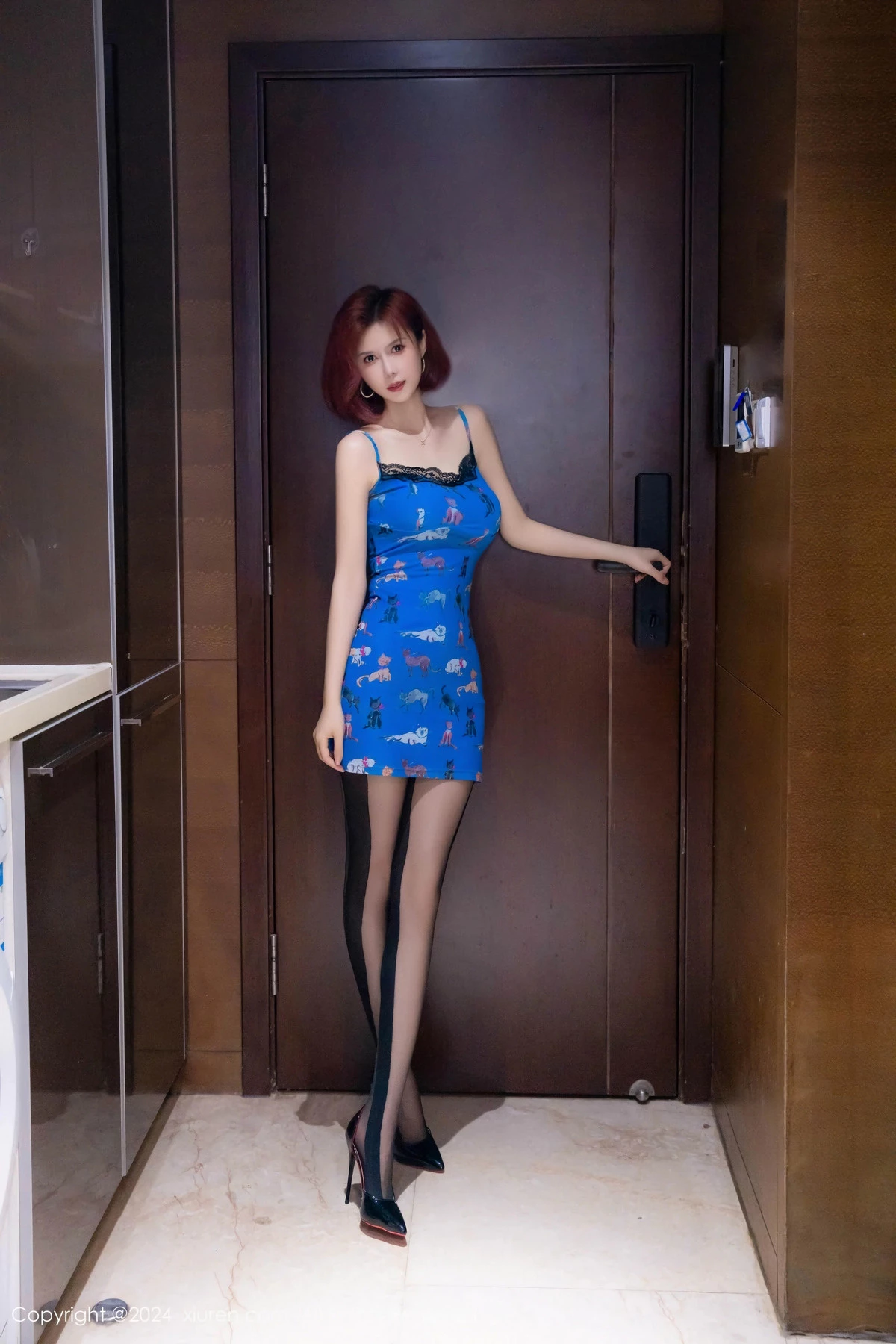 秀人集.com_[XiuRen秀人网]No.8608_新人模特白芷yy性感蓝色连衣短裙配黑丝裤袜秀曼妙身姿迷人写真85P