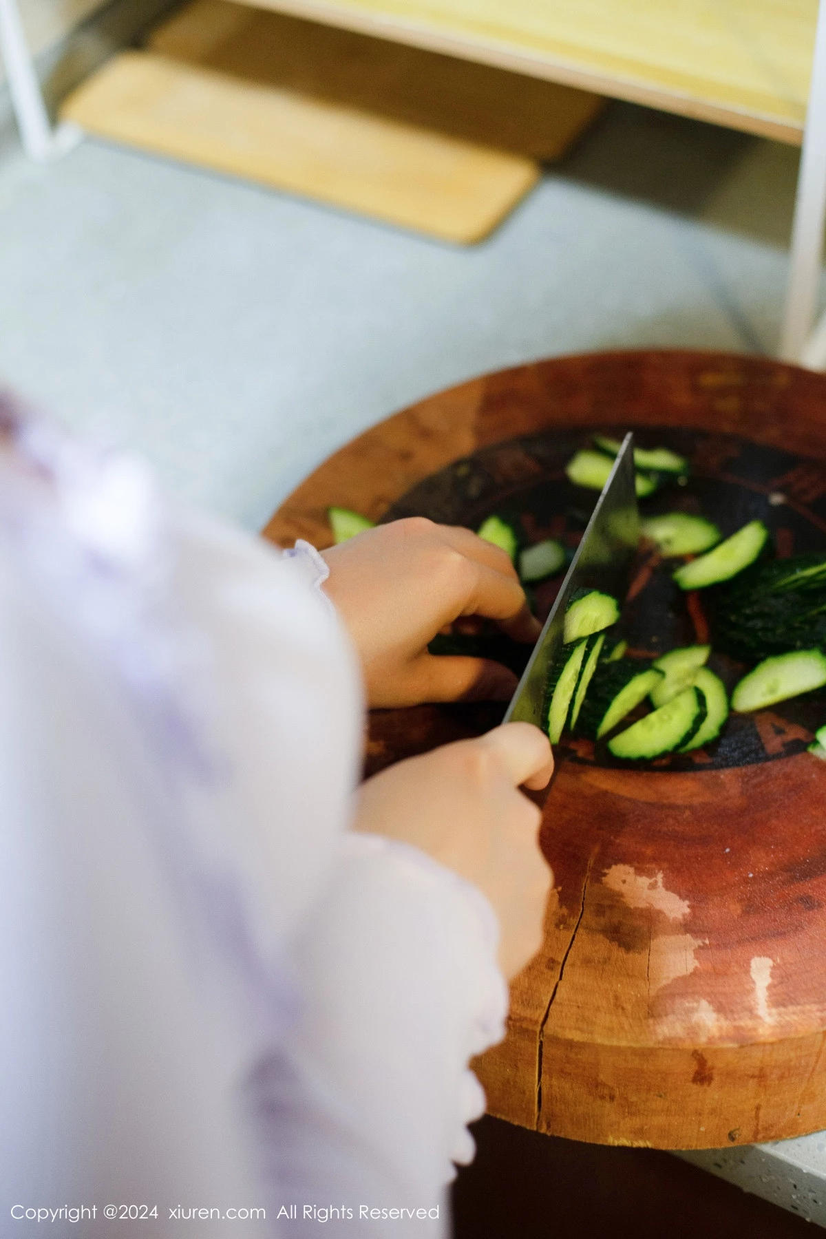 秀人集.com_[XiuRen秀人网]No.8677_模特豆瓣酱场景拍摄性感浅紫上衣配超薄肉丝秀丰腴身材诱惑写真89P