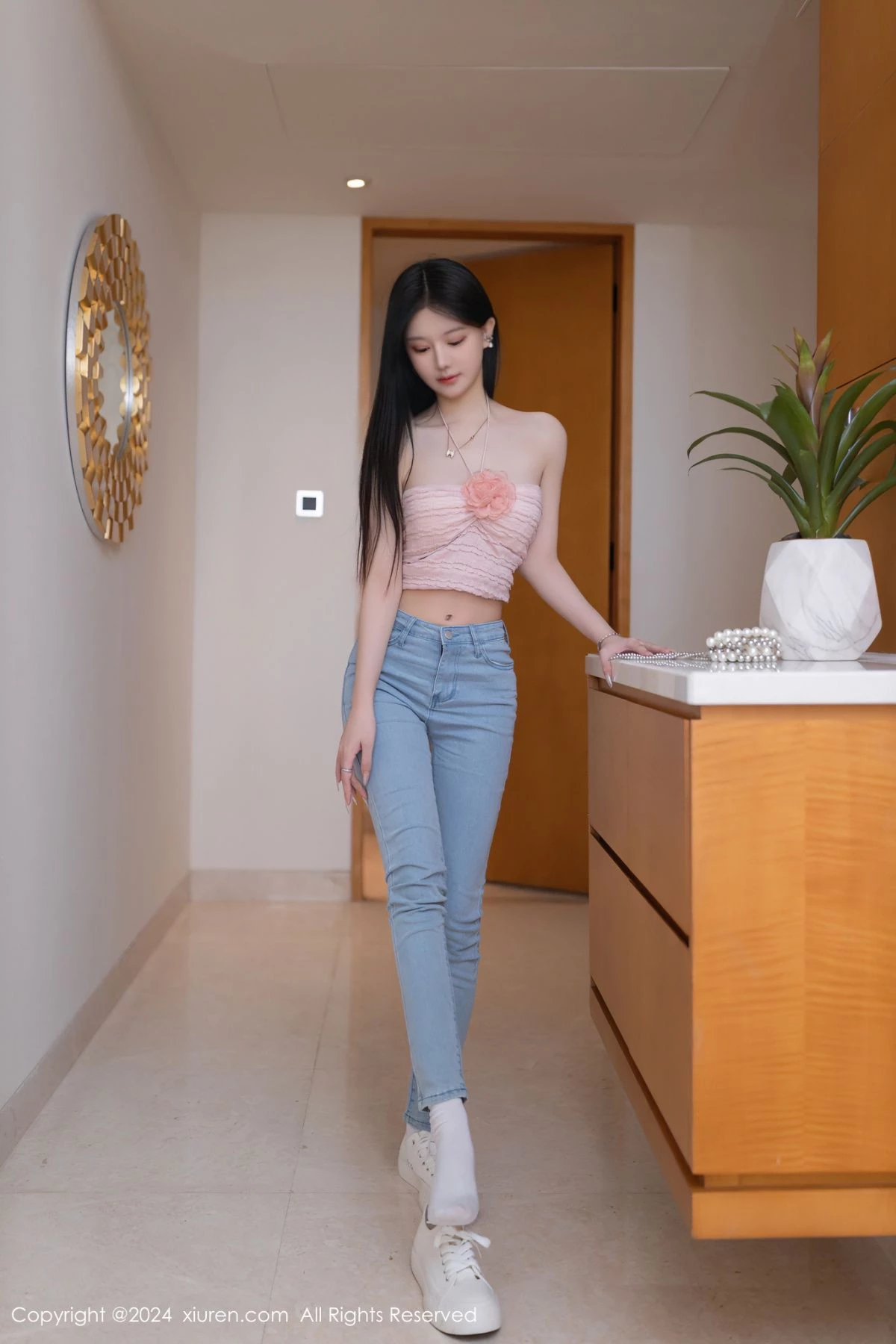 秀人集.com_[XiuRen秀人网]No.8672_模特幼幼性感粉色上衣配蓝色牛仔裤半脱秀翘臀美腿撩人诱惑写真80P