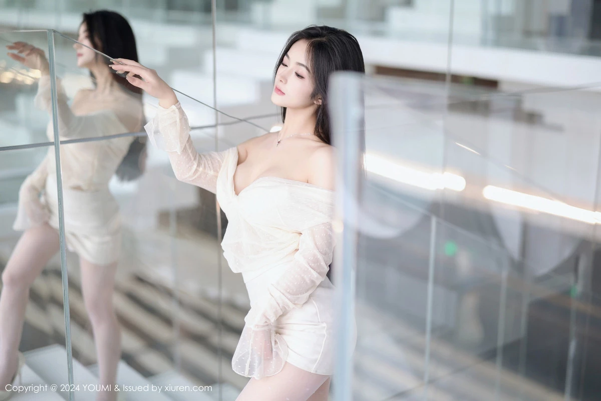 秀人集.com_[YouMi尤蜜荟]Vol.1072_模特谭小灵性感浅色轻透上衣配短裙露白丝袜秀曼妙身姿诱惑写真96P
