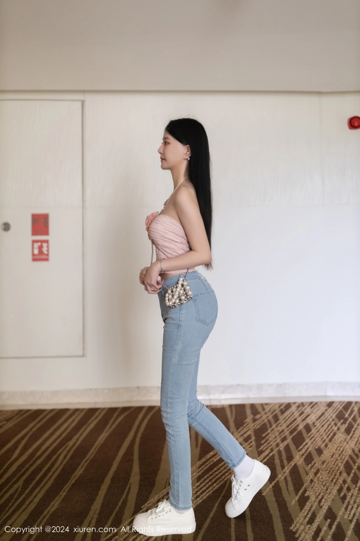 秀人集.com_[XiuRen秀人网]No.8672_模特幼幼性感粉色上衣配蓝色牛仔裤半脱秀翘臀美腿撩人诱惑写真80P