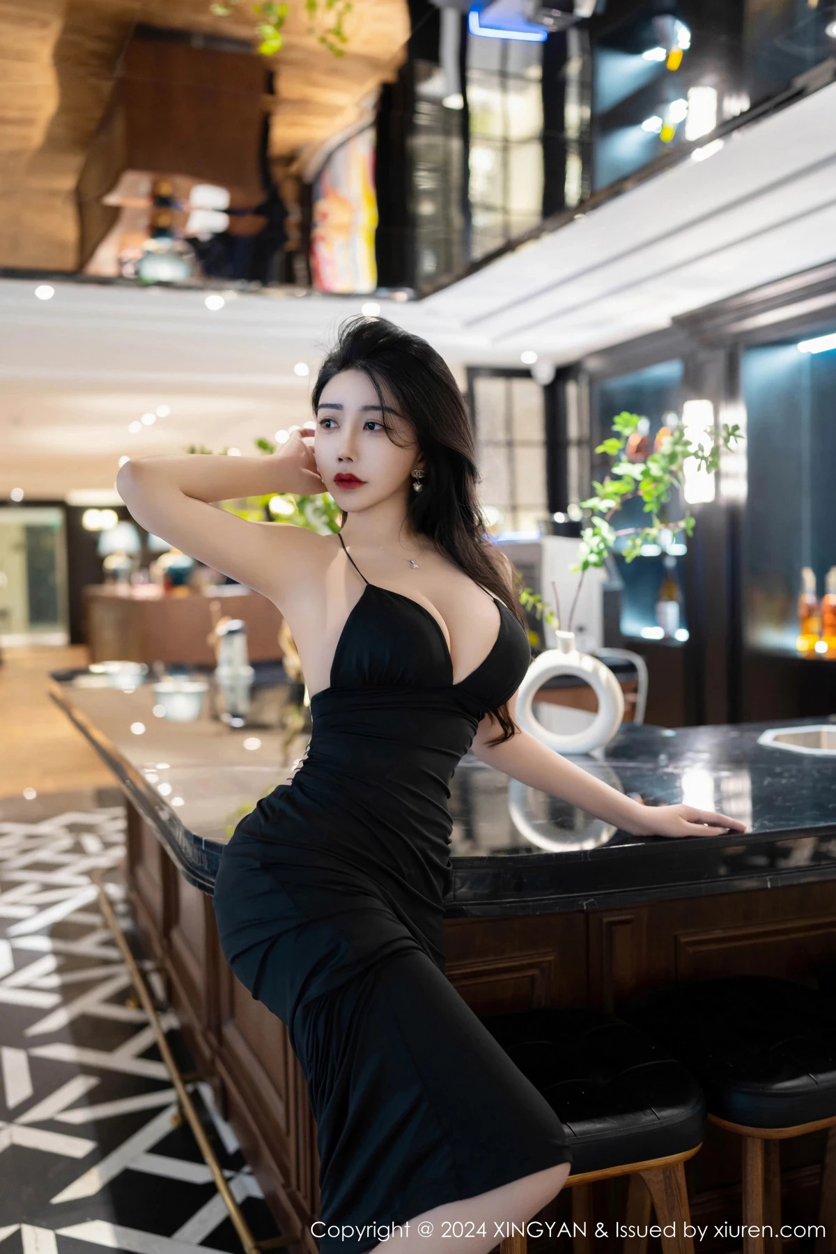 秀人集.com_[XINGYAN星颜社]VOL.240_模特李若汐性感黑色吊带长裙配超薄黑丝秀丰腴惹火身材诱惑写真77P