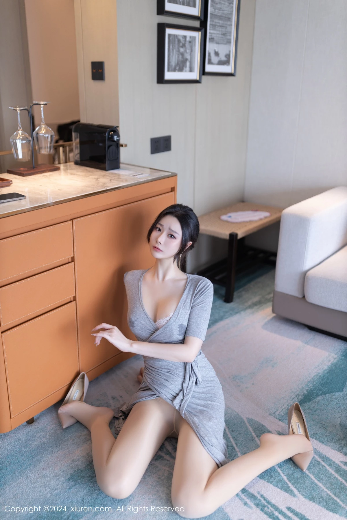 秀人集.com_[XiuRen秀人网]No.8699_模特小逗逗性感灰色连衣裙配超薄肉丝半脱秀曼妙身姿诱惑写真80P