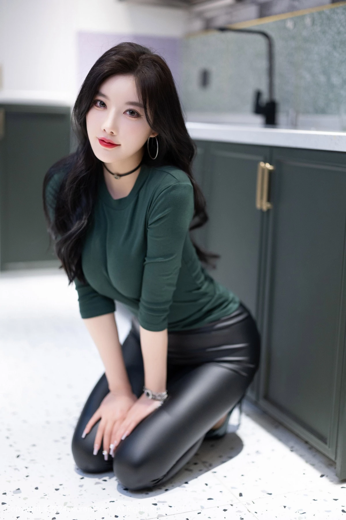 秀人集.com_[XiuRen秀人网]No.8707_女神杨晨晨墨绿色上衣配黑皮长裤露性感内衣配超薄肉丝诱惑写真90P