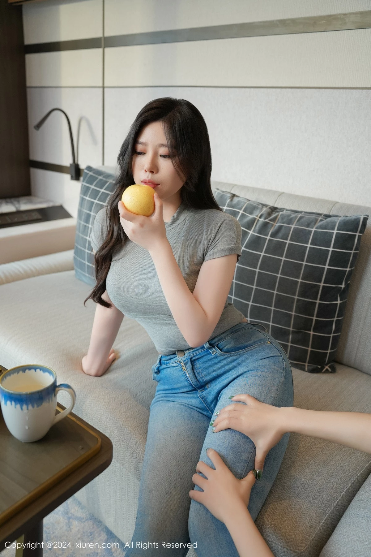 秀人集.com_[XiuRen秀人网]No.8711_模特白茹雪灰上衣露性感红色内衣配超薄灰丝秀丰腴身材诱惑写真85P