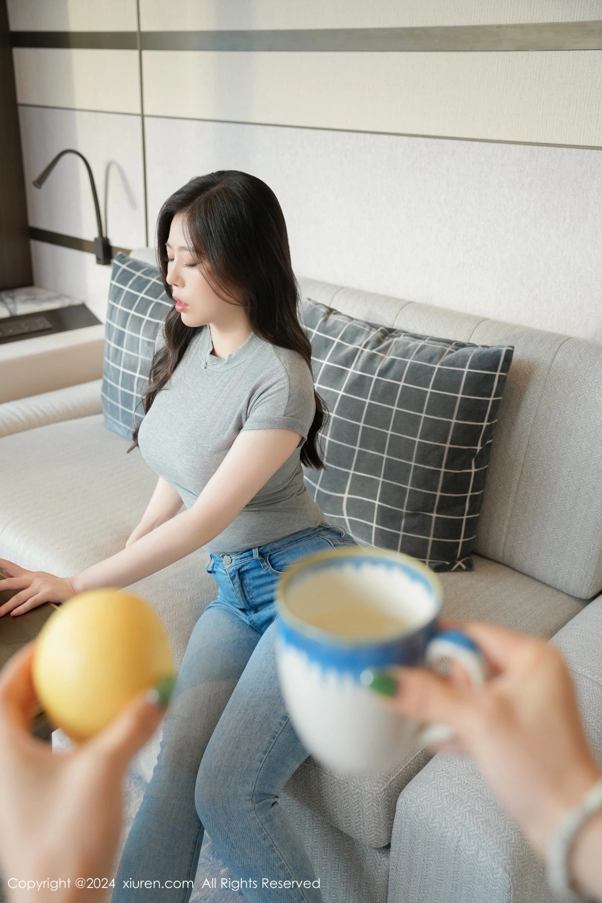 秀人集.com_[XiuRen秀人网]No.8711_模特白茹雪灰上衣露性感红色内衣配超薄灰丝秀丰腴身材诱惑写真85P