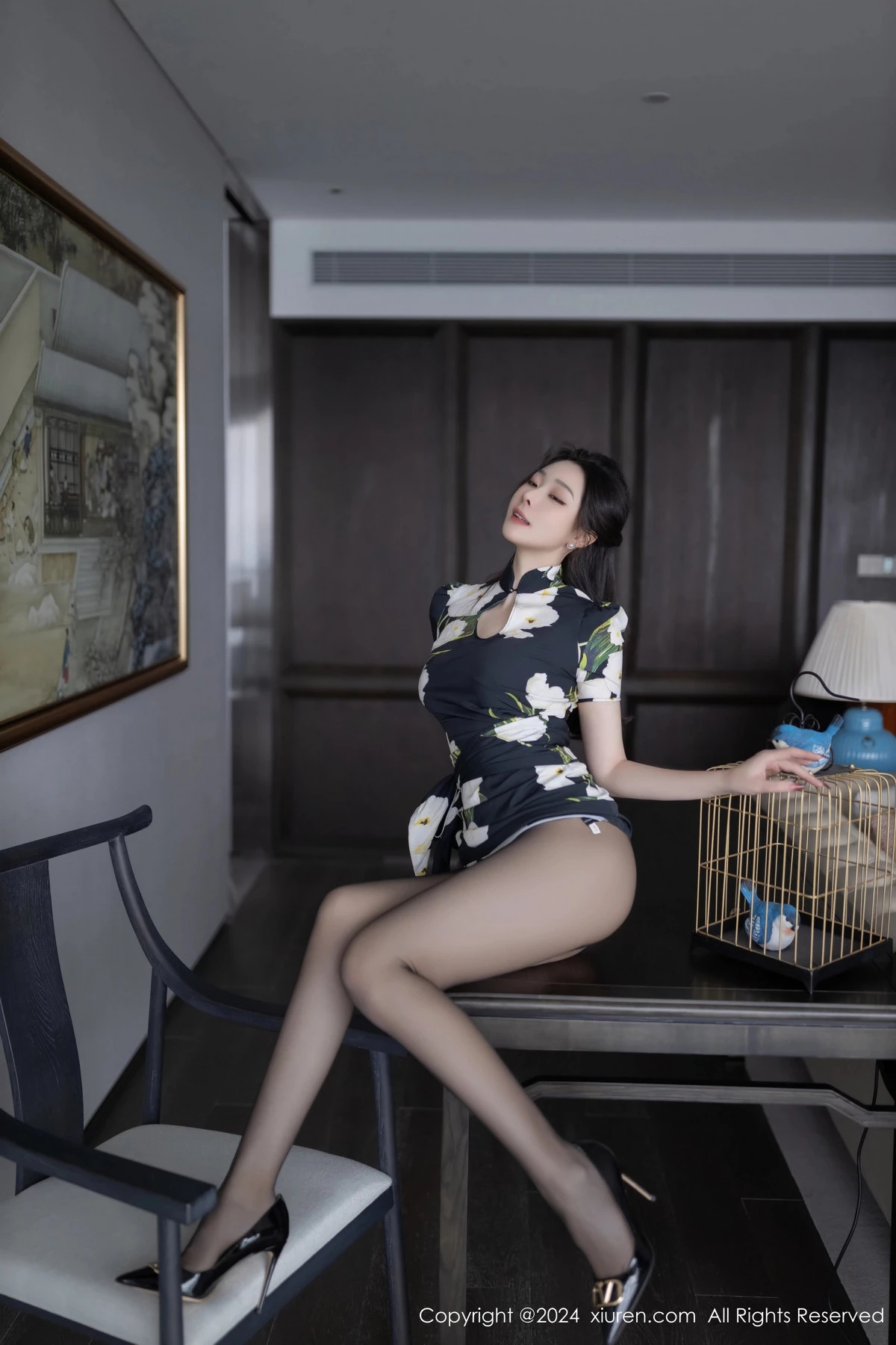 秀人集.com_[XiuRen秀人网]No.8768_模特小逗逗性感花色图案连衣短裙配超薄黑丝秀曼妙身姿诱惑写真80P