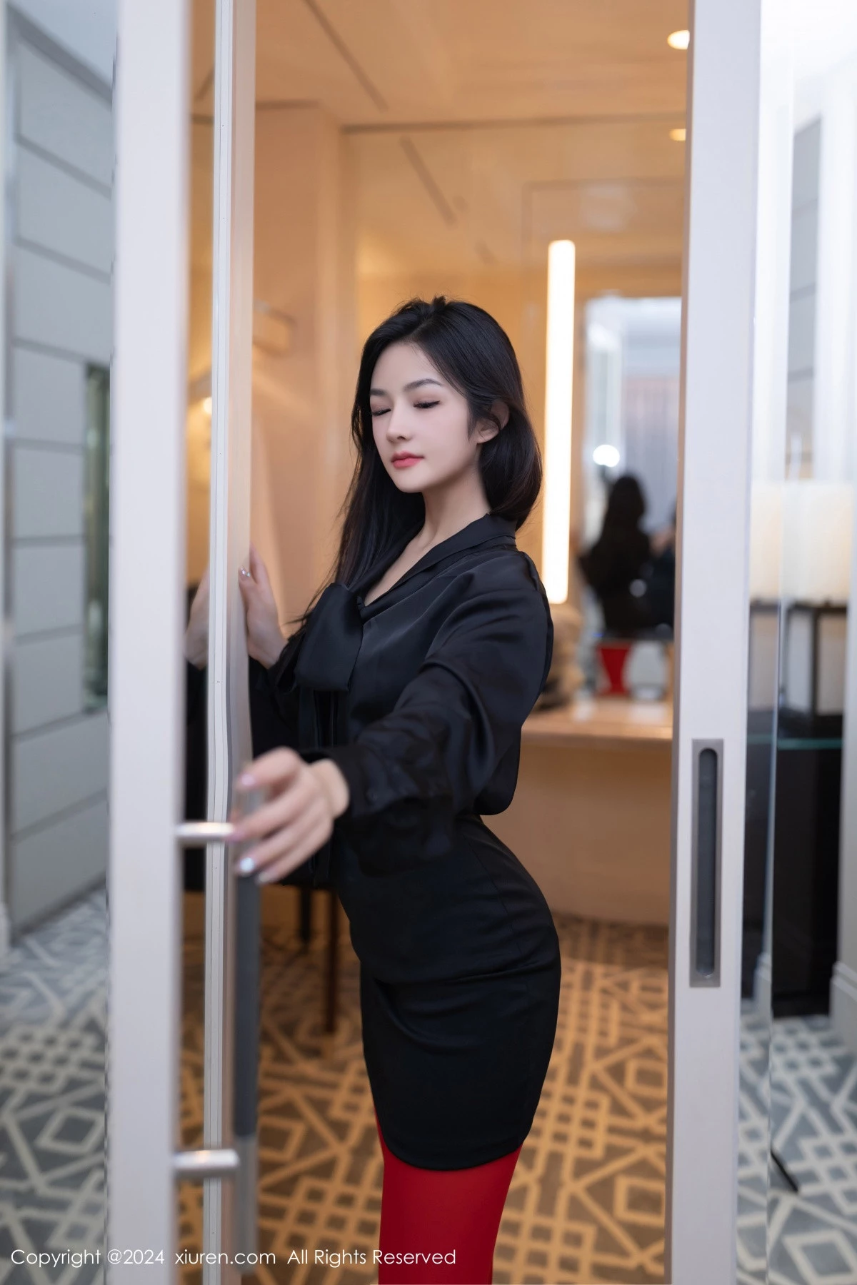 秀人集.com_[XiuRen秀人网]No.8801_模特谭小灵性感黑色连衣短裙配红色丝袜秀惹火身材撩人诱惑写真80P