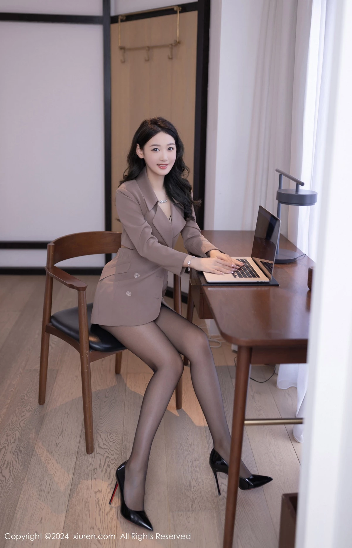 秀人集.com_[XiuRen秀人网]No.8824_模特唐安琪性感秘书OL服饰露黑色蕾丝内衣秀曼妙身姿迷人写真83P