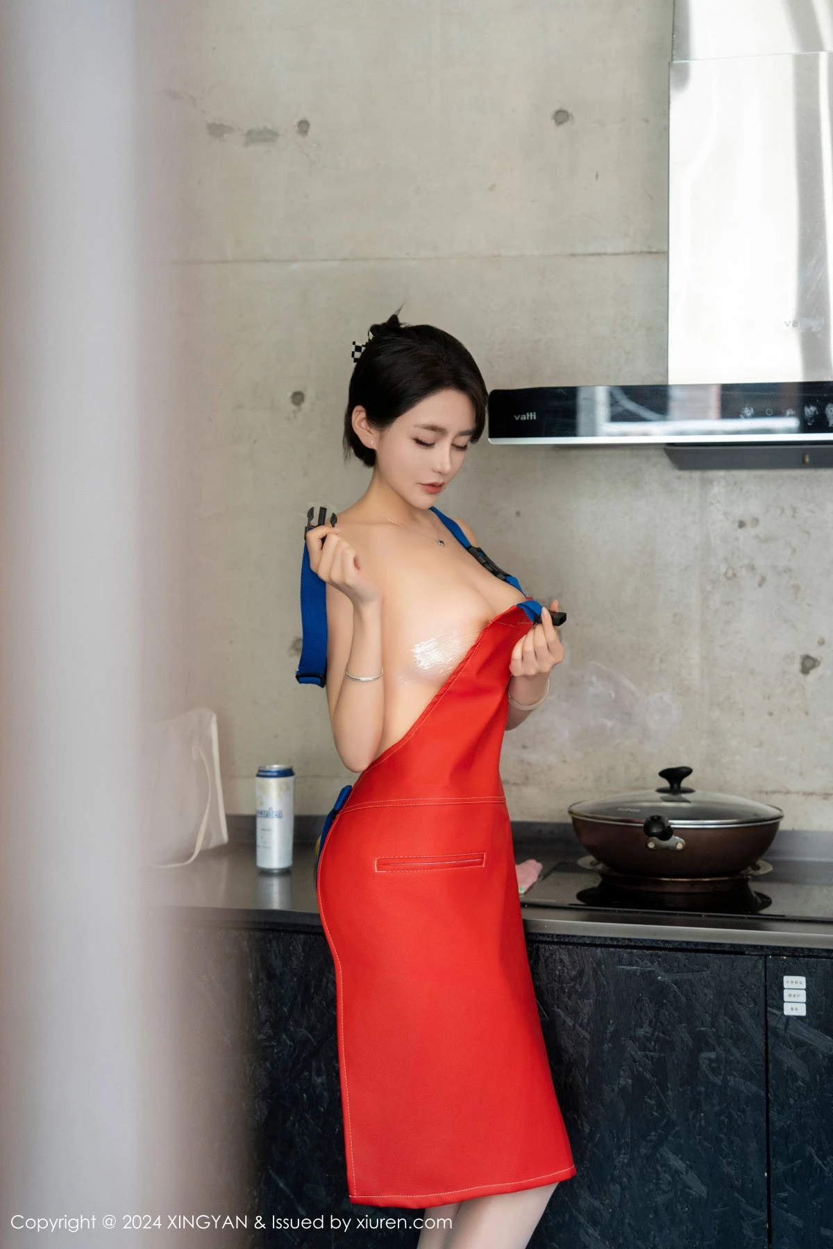 秀人集.com_[XINGYAN星颜社]VOL.253_模特林幼一厨房场景性感红色围裙配白丝袜秀丰腴身姿诱惑写真81P