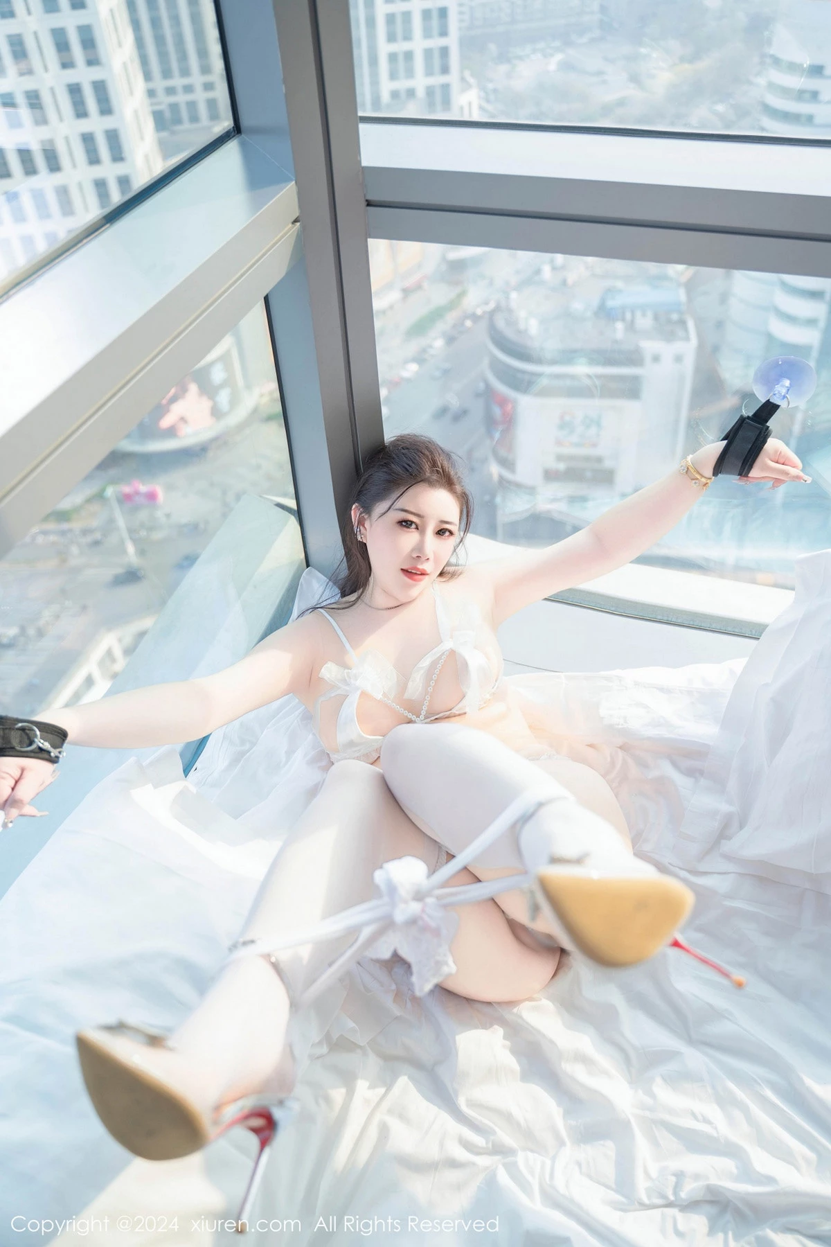 秀人集.com_[XiuRen秀人网]No.8837_模特王婉悠Queen白色蕾丝珍珠睡衣配白丝袜秀丰满身材诱惑写真82P