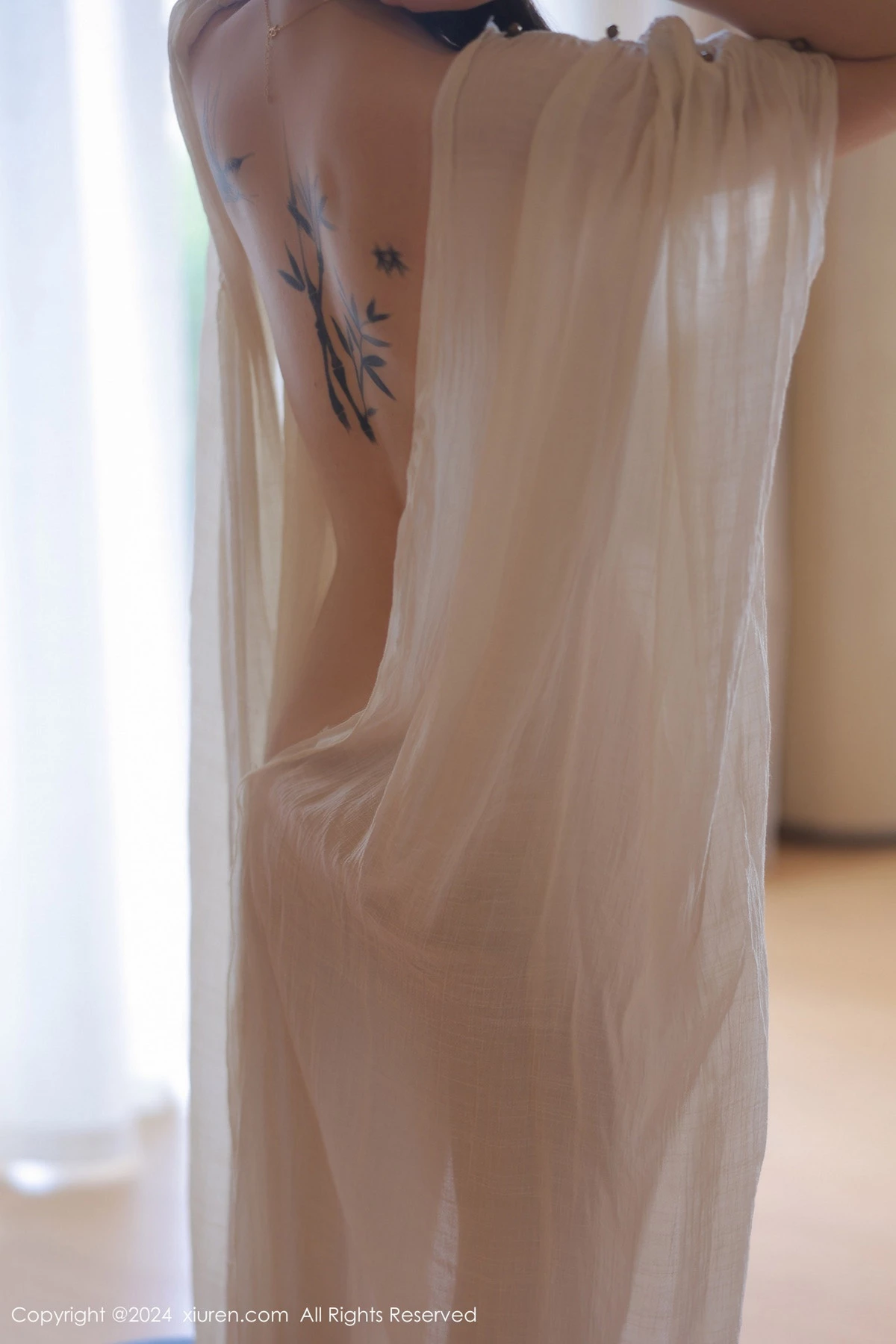 秀人集.com_[XiuRen秀人网]No.8842_新人模特夏竹性感浅色连衣裙+白色薄纱服饰秀曼妙身姿诱惑写真83P