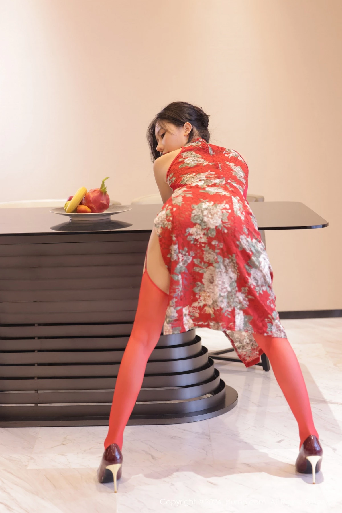 秀人集.com_[XiuRen秀人网]No.8871_模特尹甜甜性感红色旗袍服饰配红丝吊袜半撩秀翘臀美腿诱惑写真92P