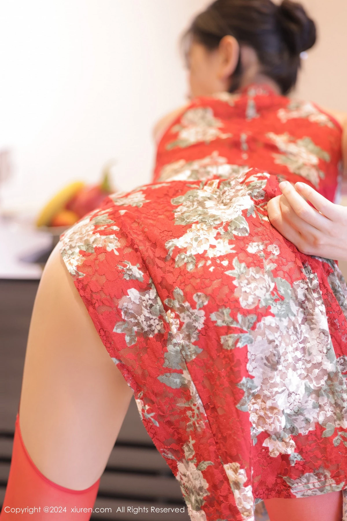 秀人集.com_[XiuRen秀人网]No.8871_模特尹甜甜性感红色旗袍服饰配红丝吊袜半撩秀翘臀美腿诱惑写真92P