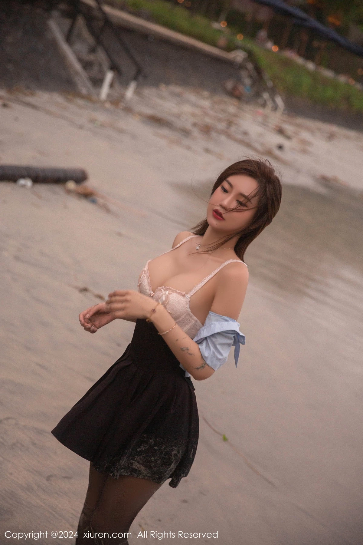 秀人集.com_[XiuRen秀人网]No.8752_女神绮里嘉ula性感淡蓝T配背带裙露超薄黑丝秀曼妙身姿诱惑写真80P