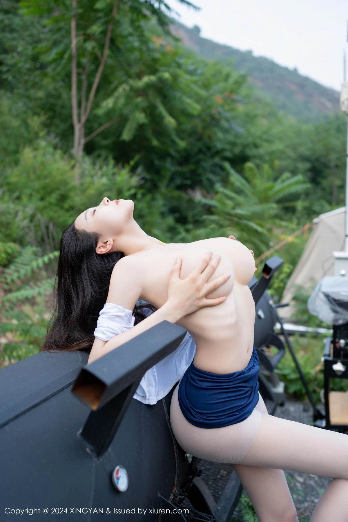 秀人集.com_[XINGYAN星颜社]VOL.257_模特清妙户外性感白T配蓝色短裙露超薄白丝秀翘臀美腿诱惑写真80P