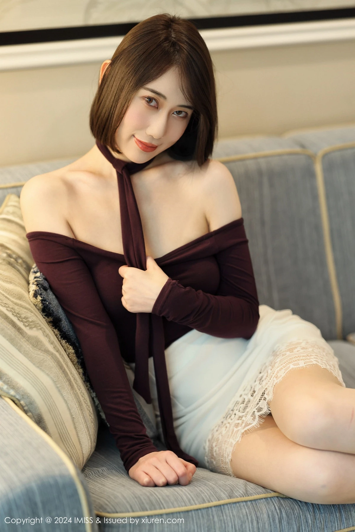 秀人集.com_[IMISS爱蜜社]Vol.773_模特瑞妤性感深色上衣配白短裙露超薄肉丝秀翘臀美腿诱惑写真50P