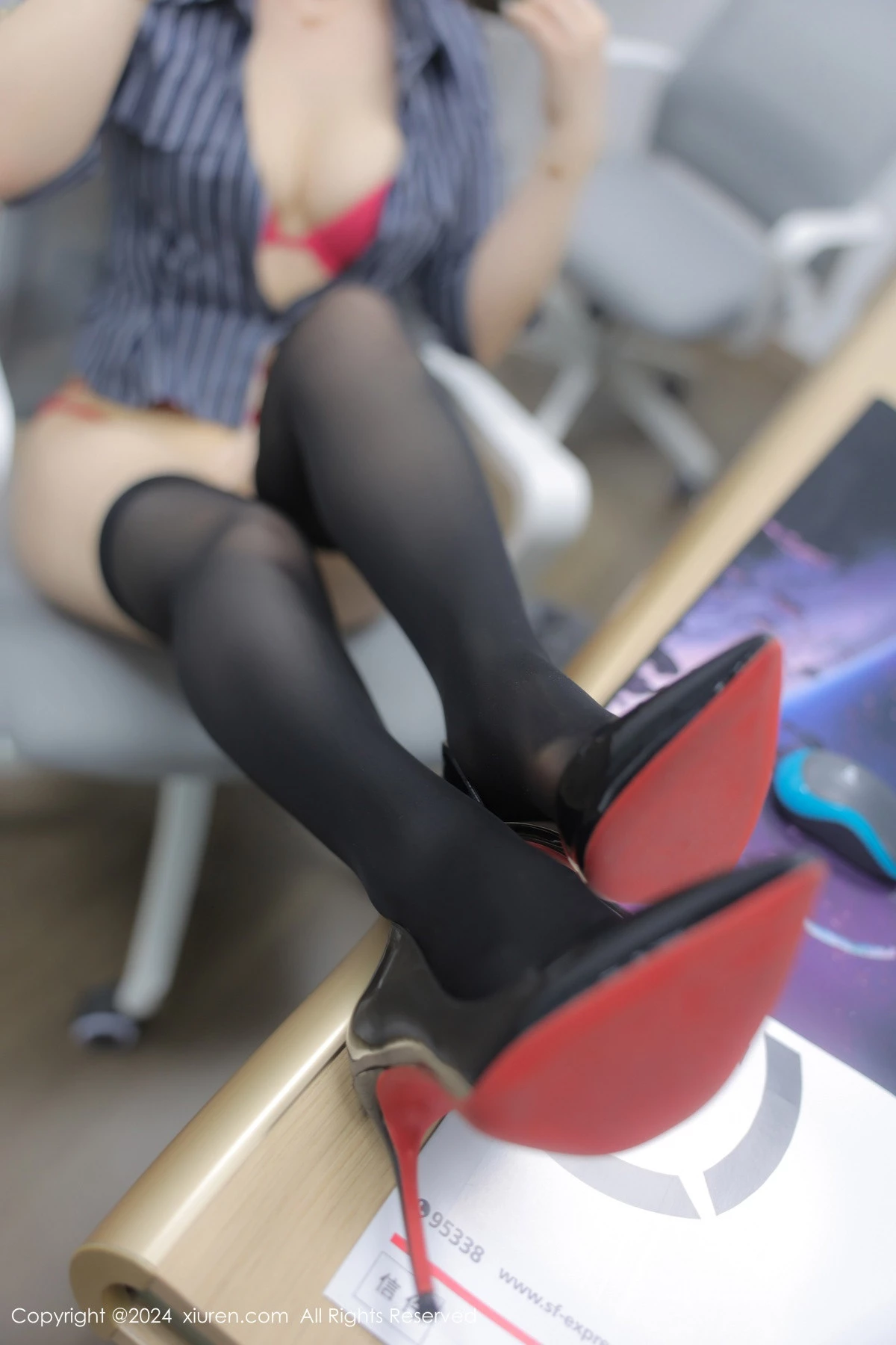 秀人集.com_[XiuRen秀人网]No.8971_模特诗诗kiki性感OL衬衫露红色内衣配黑丝袜秀惹火身材诱惑写真85P