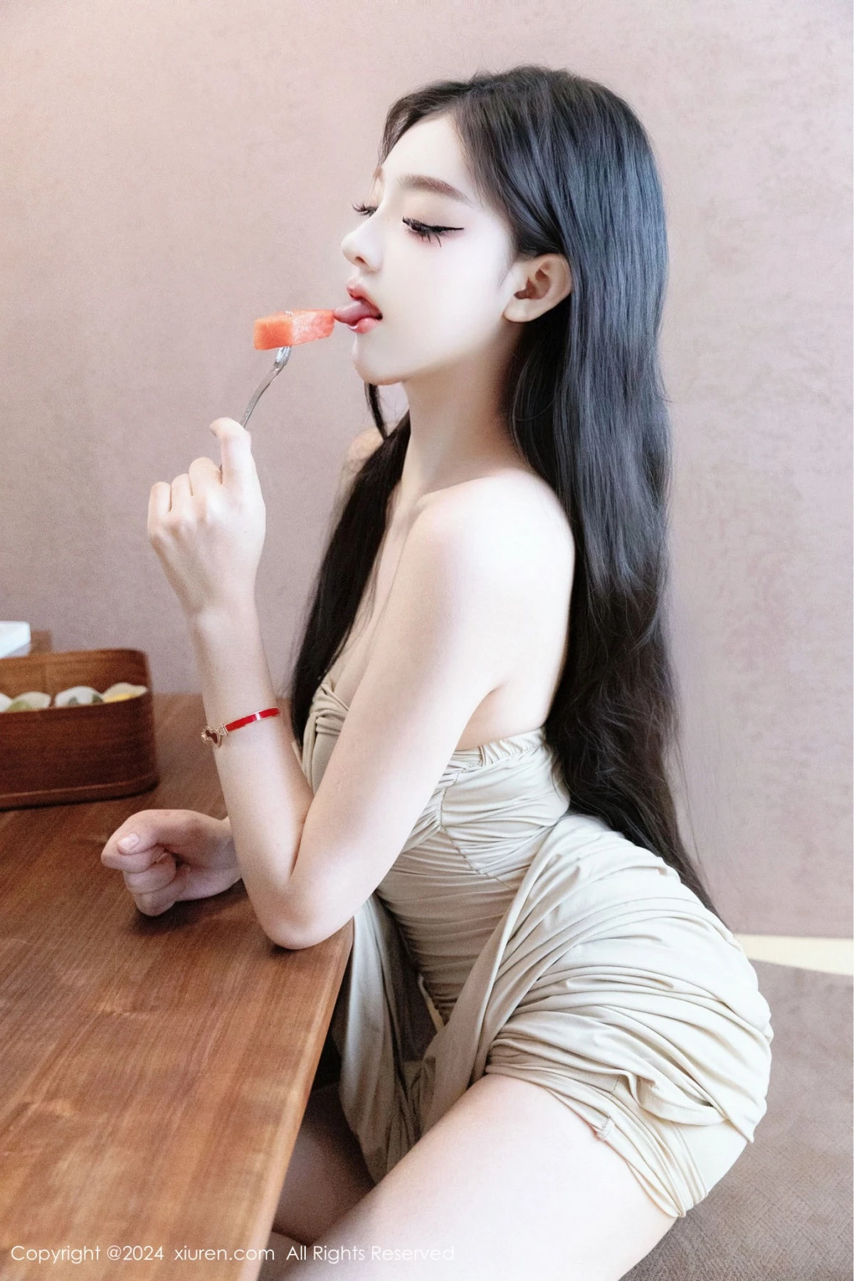 秀人集.com_[XiuRen秀人网]No.8883_模特龙雪儿性感米色吊带短裙露黑色内衣半撩秀翘臀美腿诱惑写真83P