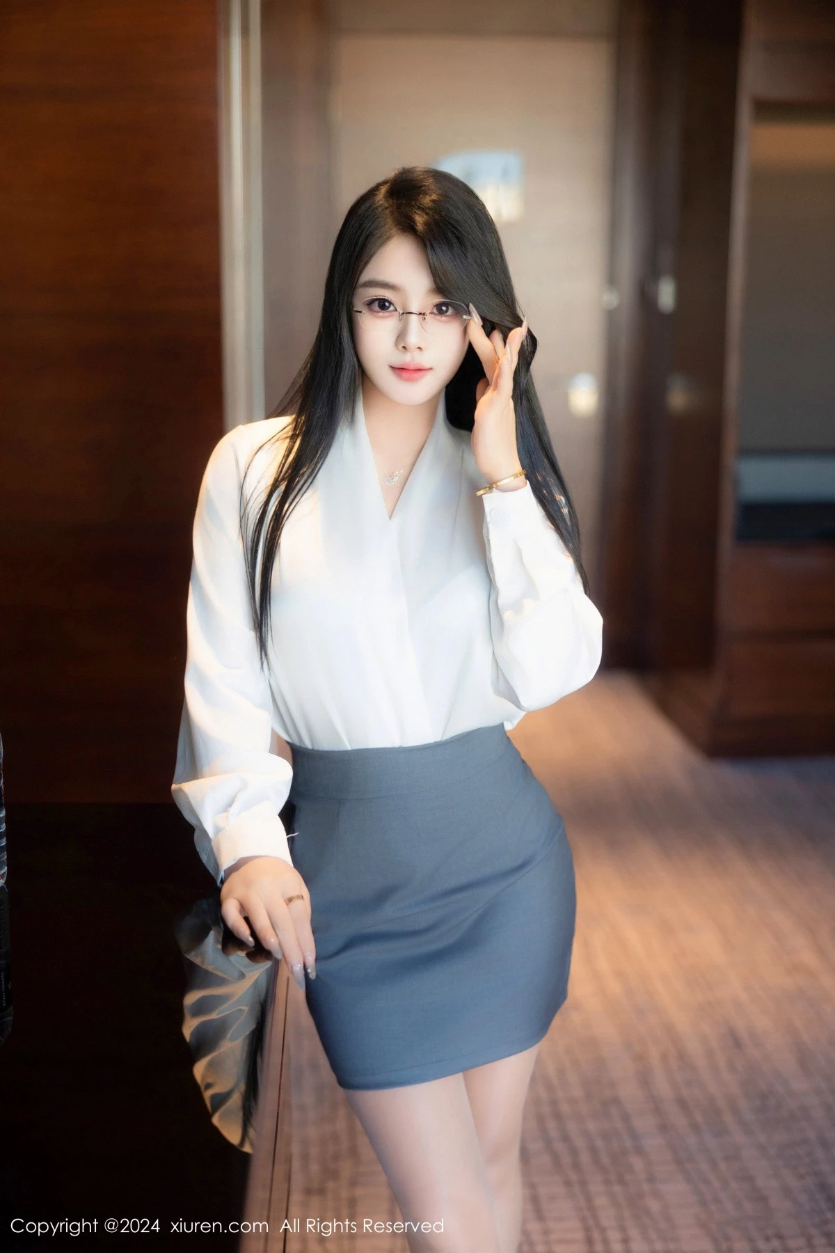 秀人集.com_[XiuRen秀人网]No.8989_新人模特麦田性感白色OL服饰露蓝色内衣配超薄肉丝撩人诱惑写真83P