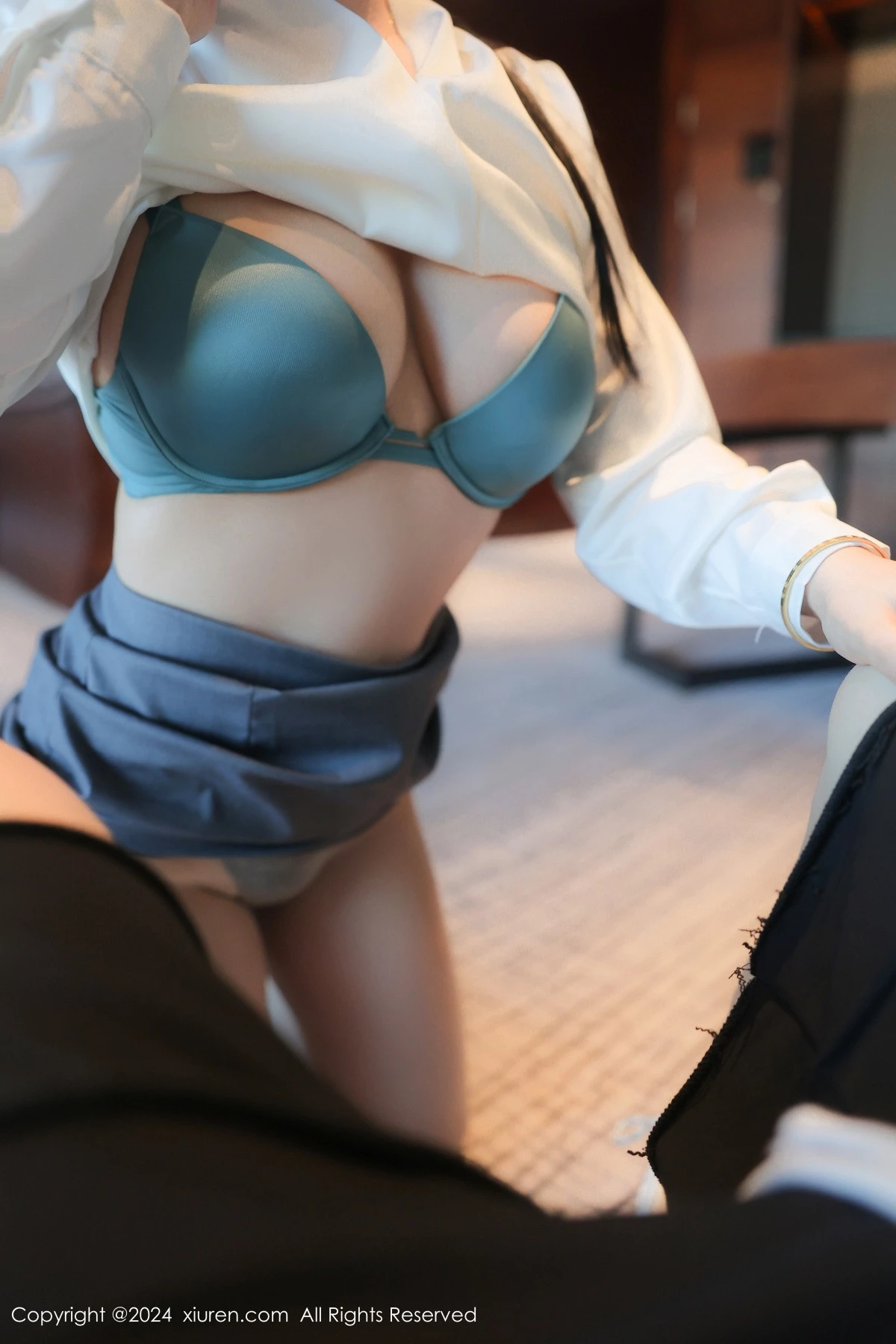 秀人集.com_[XiuRen秀人网]No.8989_新人模特麦田性感白色OL服饰露蓝色内衣配超薄肉丝撩人诱惑写真83P