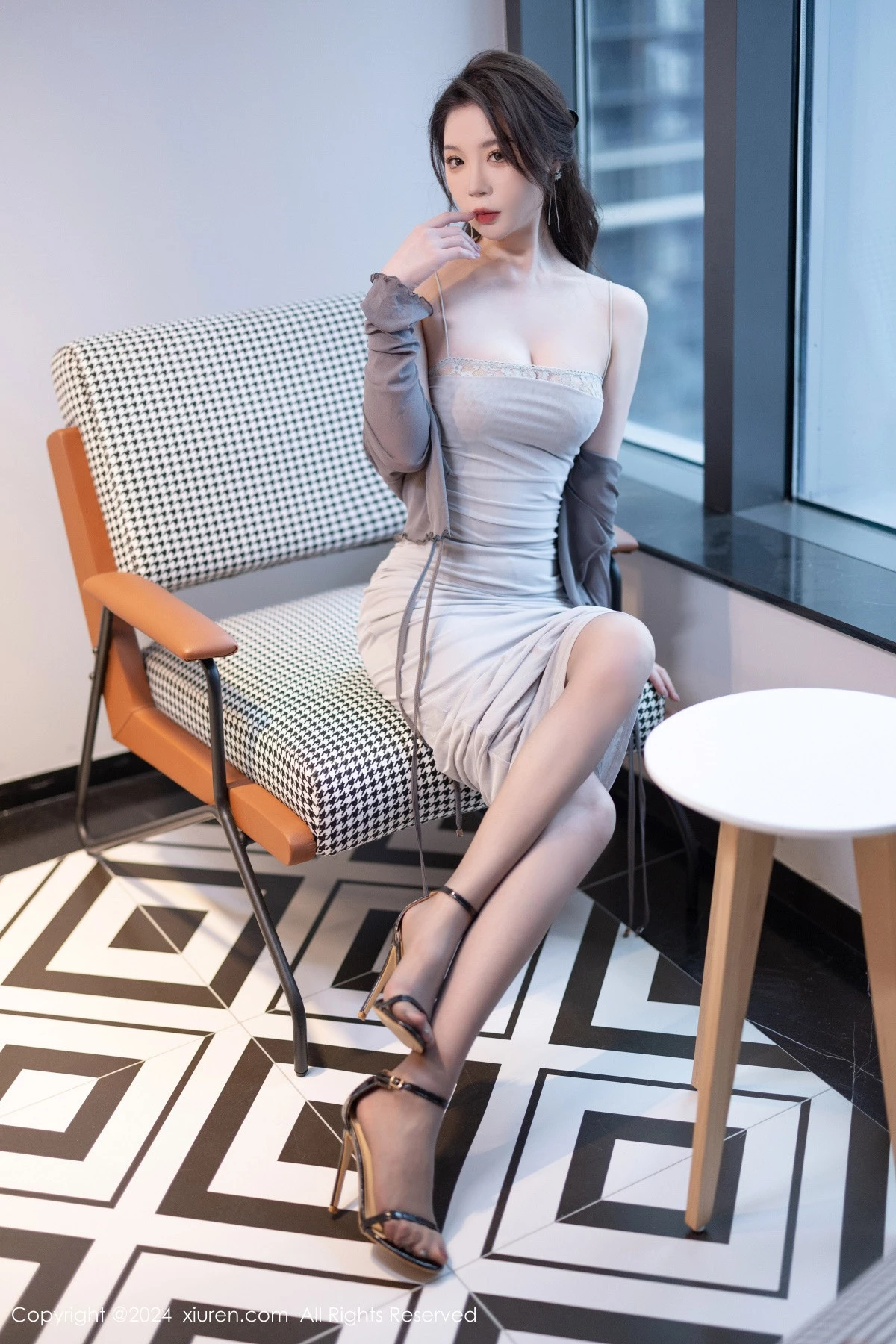 秀人集.com_[XiuRen秀人网]No.9007_模特梦心玥性感灰色吊带裙配超薄无内黑丝秀曼妙身姿诱惑写真100P