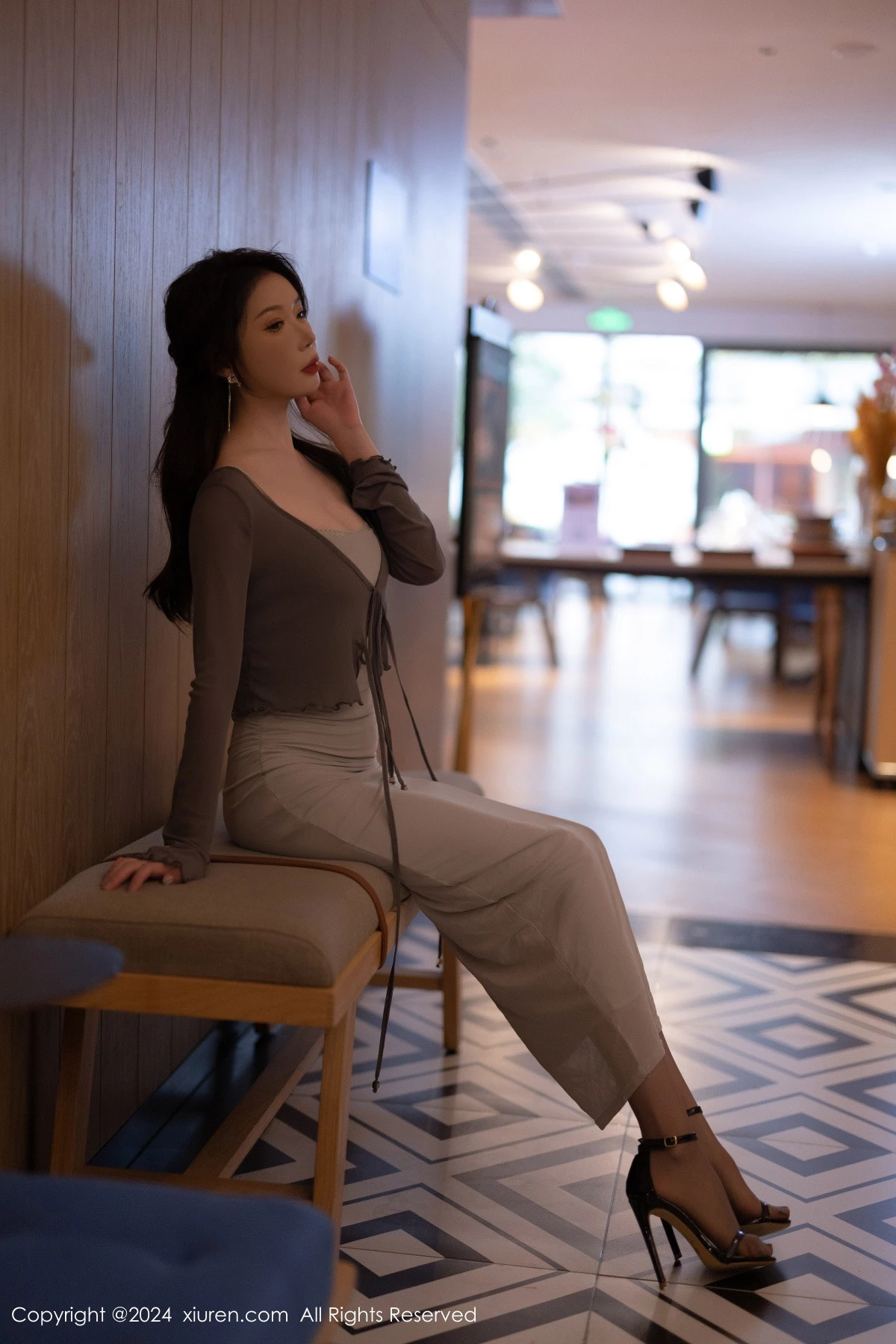 秀人集.com_[XiuRen秀人网]No.9007_模特梦心玥性感灰色吊带裙配超薄无内黑丝秀曼妙身姿诱惑写真100P