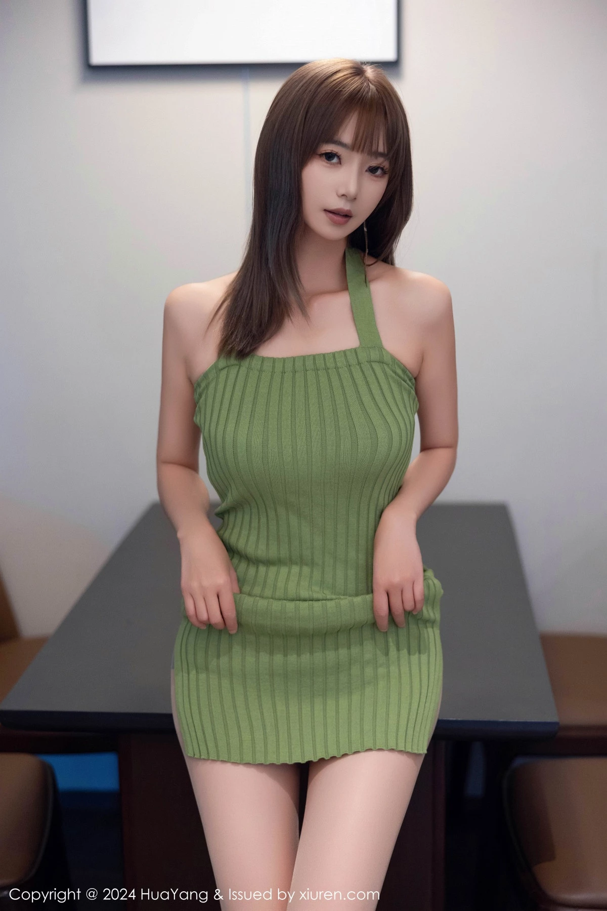 秀人集.com_[HuaYang花漾]Vol.600_女神宋-kiki性感绿色连衣短裙配超薄灰丝秀丰腴身材完美诱惑写真74P