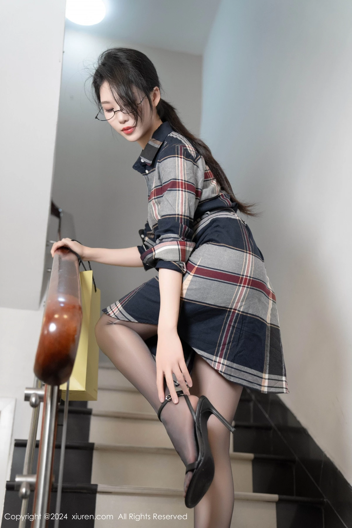 秀人集.com_[XiuRen秀人网]No.8924_模特利世连衣短裙露黑色情趣内衣配超薄黑丝秀曼妙身姿诱惑写真84P