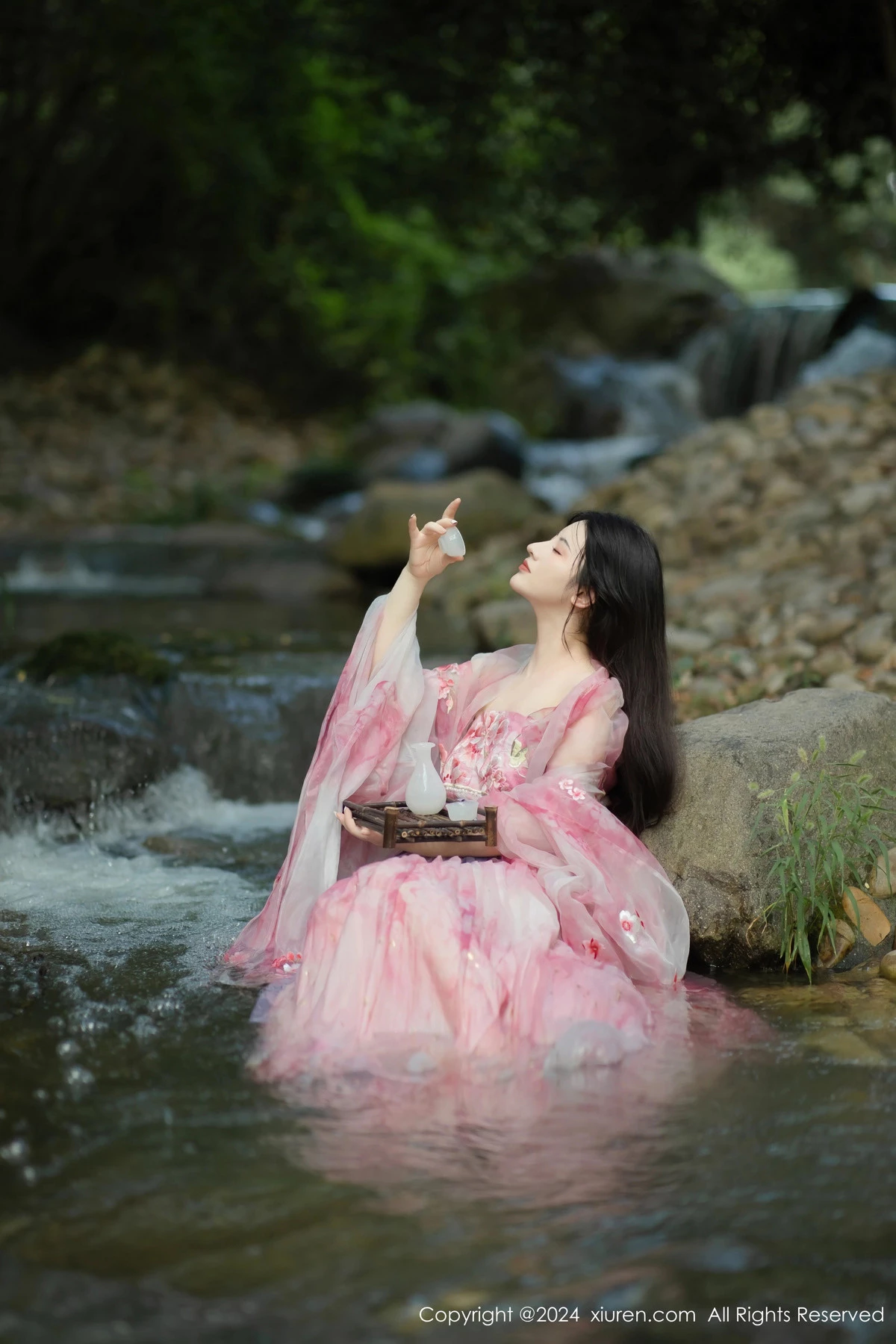 秀人集.com_[XiuRen秀人网]No.9100_模特诗诗kiki户外性感粉色古风薄纱服饰秀丰腴身姿惹火诱惑写真70P