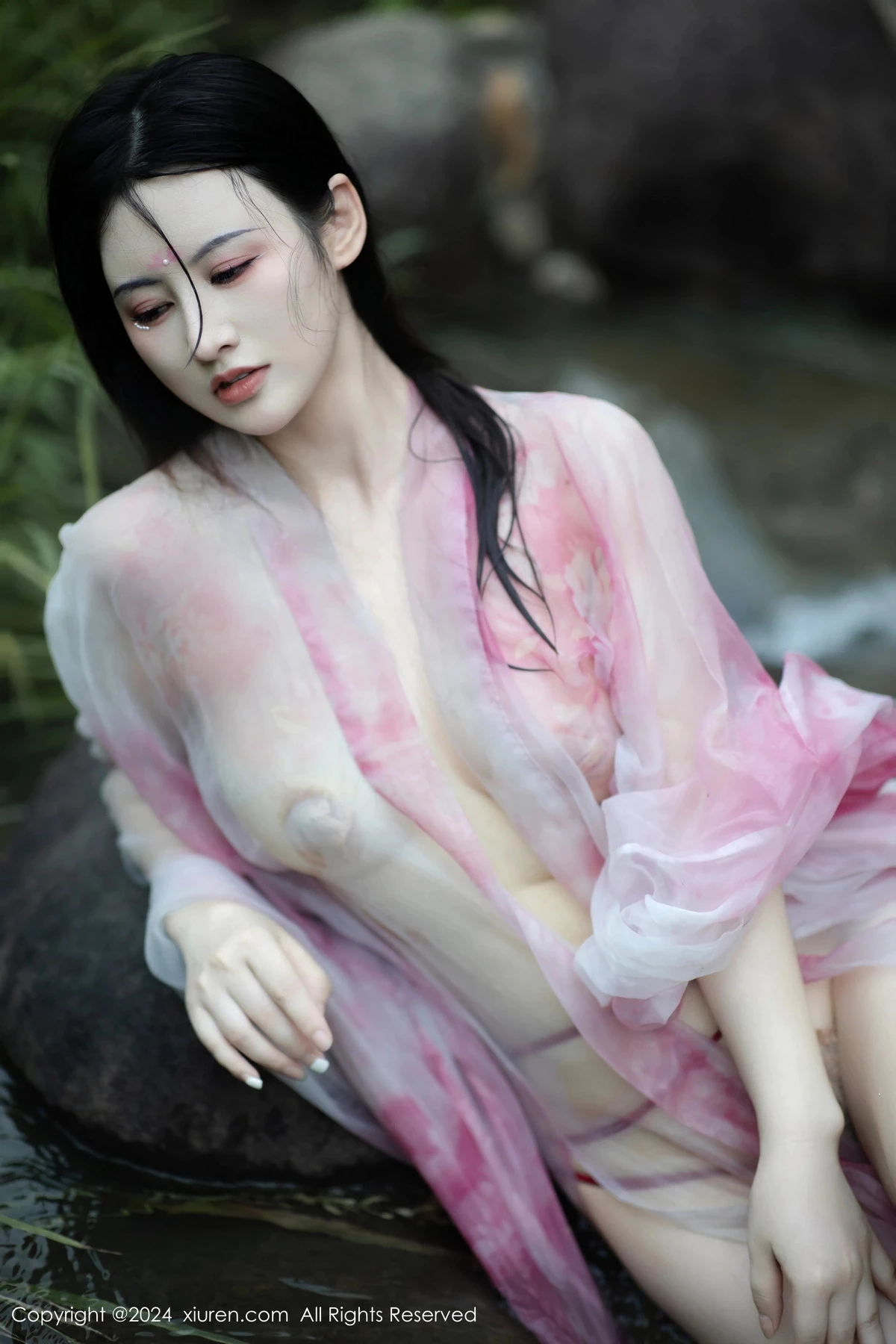 秀人集.com_[XiuRen秀人网]No.9100_模特诗诗kiki户外性感粉色古风薄纱服饰秀丰腴身姿惹火诱惑写真70P