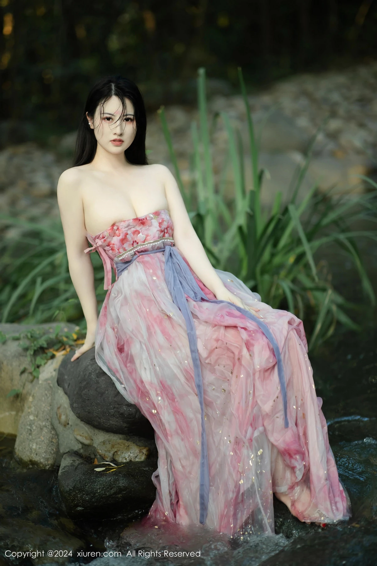 秀人集.com_[XiuRen秀人网]No.9100_模特诗诗kiki户外性感粉色古风薄纱服饰秀丰腴身姿惹火诱惑写真70P
