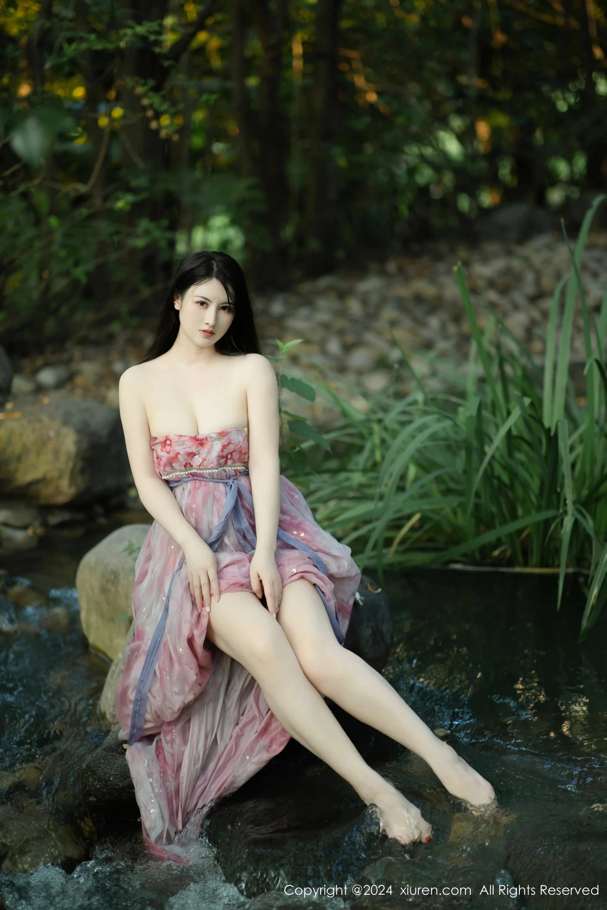 秀人集.com_[XiuRen秀人网]No.9100_模特诗诗kiki户外性感粉色古风薄纱服饰秀丰腴身姿惹火诱惑写真70P
