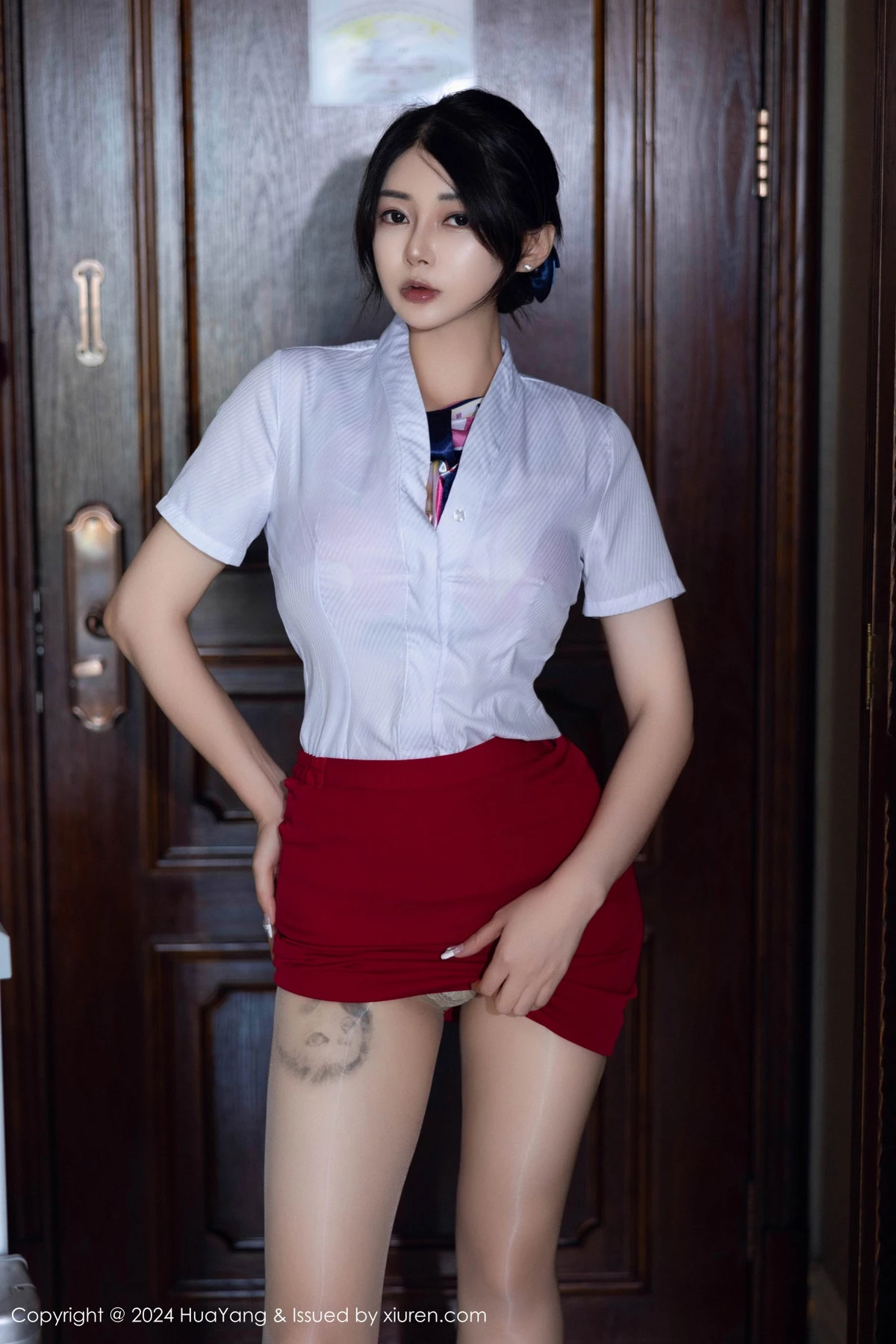 秀人集.com_[HuaYang花漾]Vol.605_模特凯竹Quinn性感空姐制服红短裙露肉丝袜秀丰腴身姿诱惑写真80P