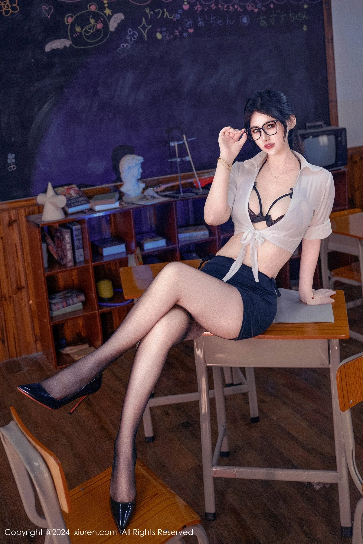 秀人集.com_[XiuRen秀人网]No.9130_模特诗诗kiki性感白T配黑短裙露黑色蕾丝内衣秀完美身材诱惑写真88P