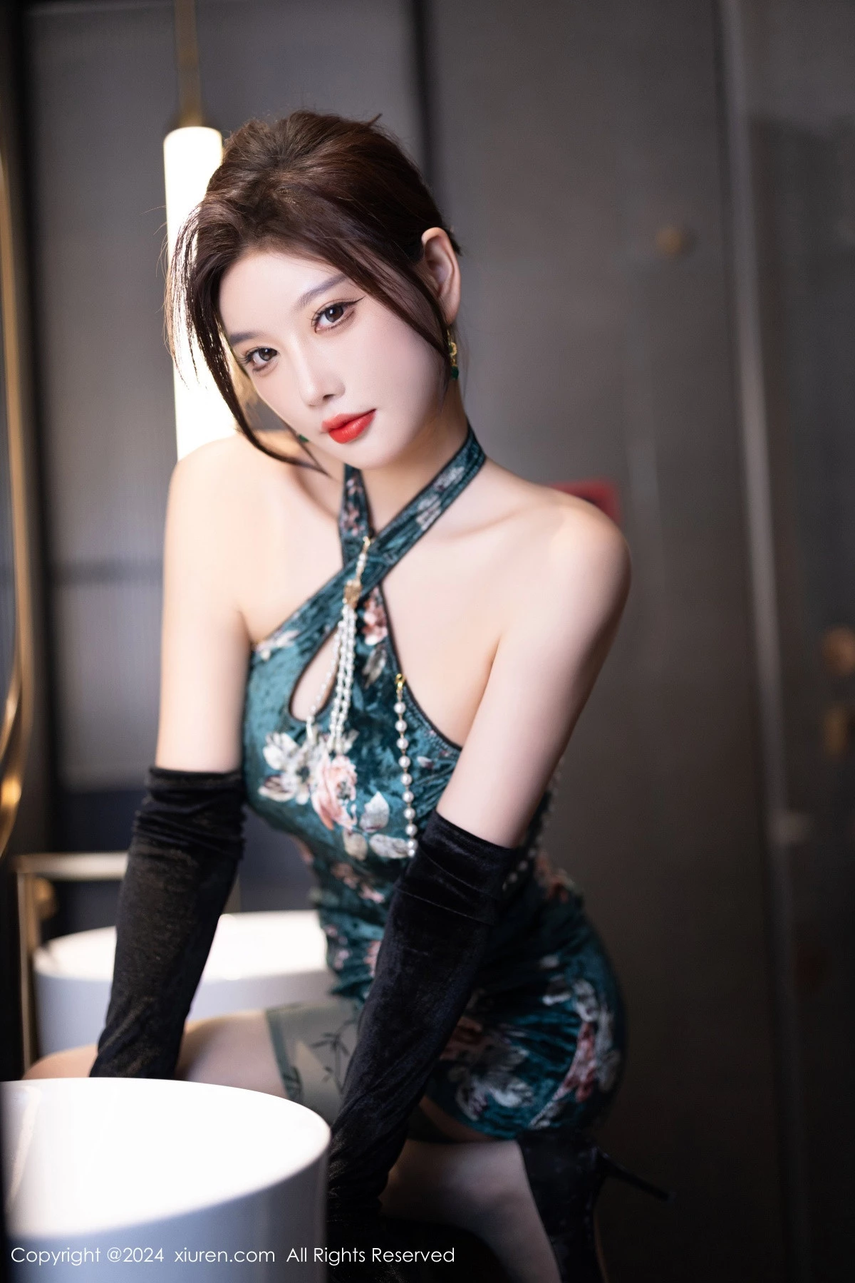 秀人集.com_[XiuRen秀人网]No.9165_女神杨晨晨Yome性感古风旗袍服饰配超薄肉丝秀丰腴身姿诱惑写真83P