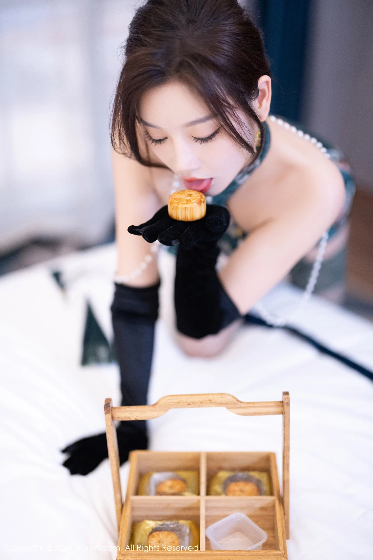 秀人集.com_[XiuRen秀人网]No.9165_女神杨晨晨Yome性感古风旗袍服饰配超薄肉丝秀丰腴身姿诱惑写真83P