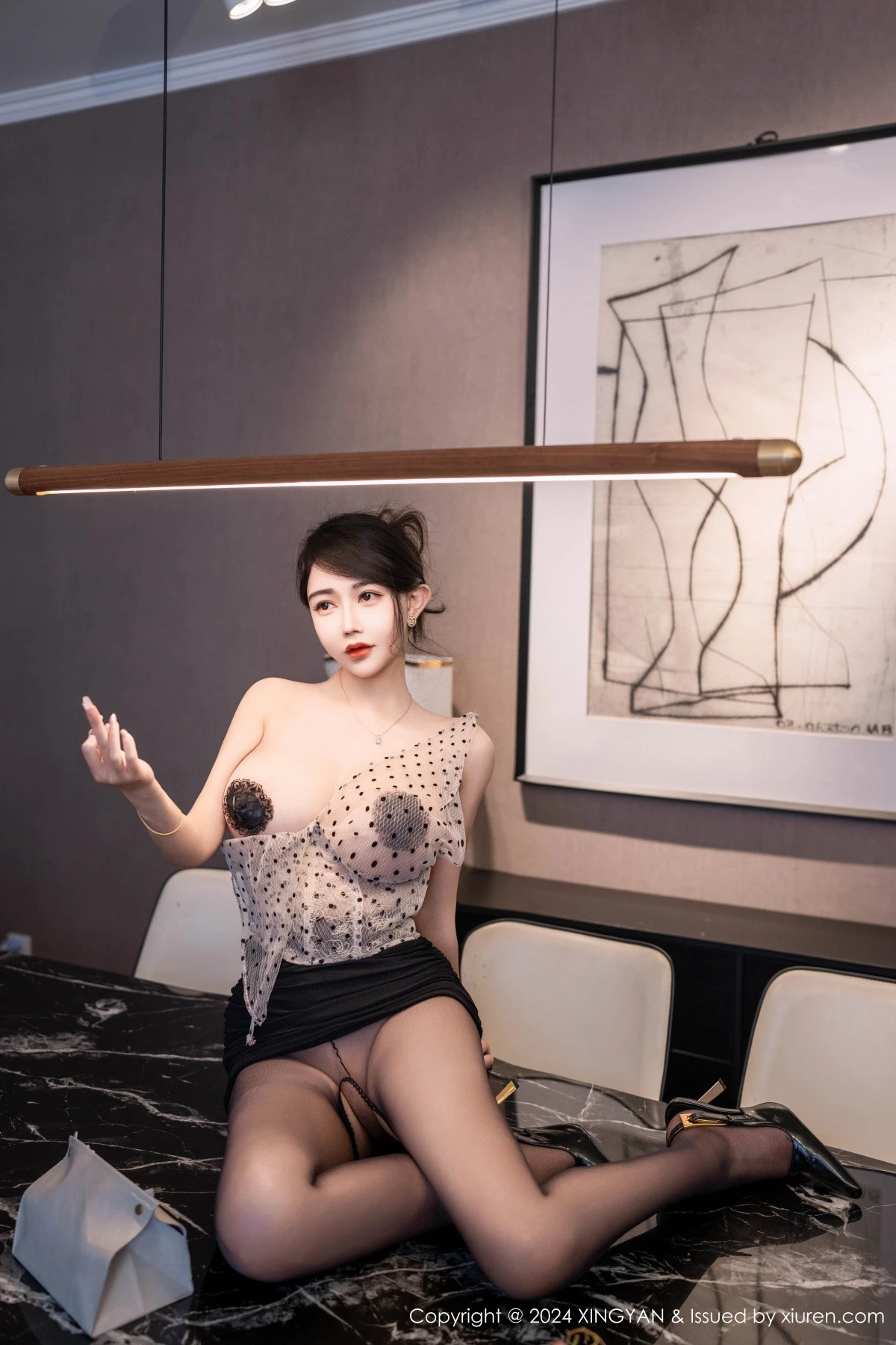 秀人集.com_[XINGYAN星颜社]VOL.275_模特李若汐ci性感黑白波点服饰配开档黑丝秀丰腴身姿诱惑写真80P