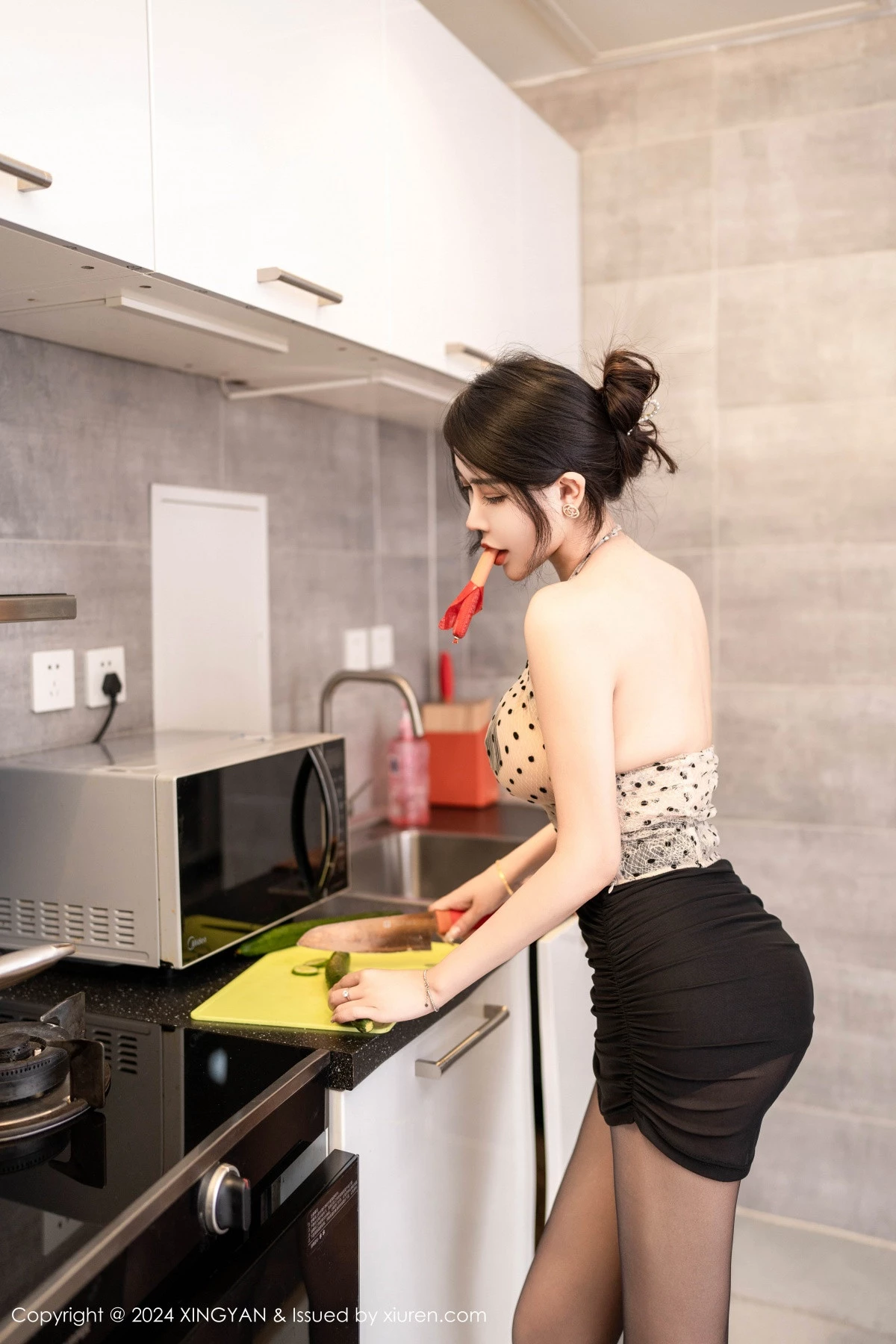 秀人集.com_[XINGYAN星颜社]VOL.275_模特李若汐ci性感黑白波点服饰配开档黑丝秀丰腴身姿诱惑写真80P