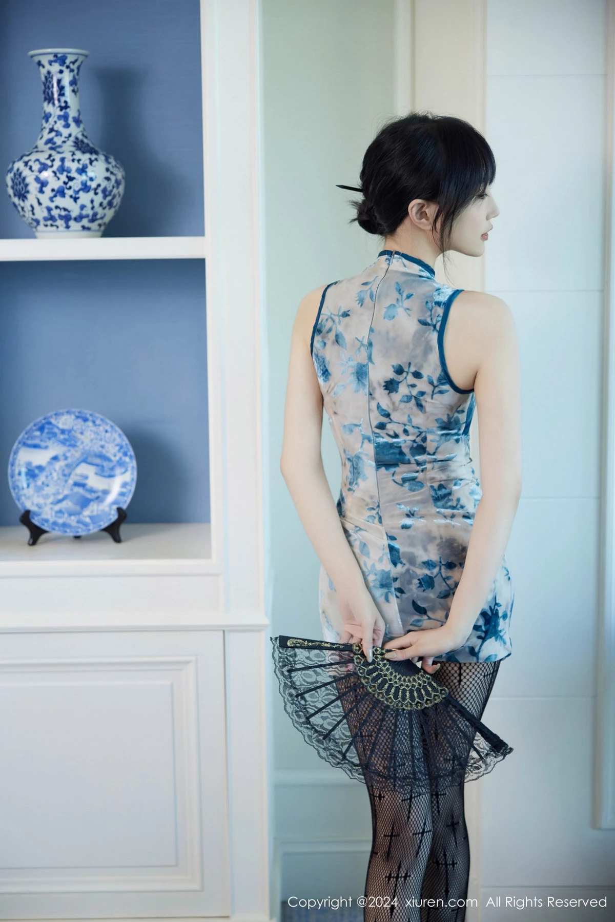 秀人集.com_[XiuRen秀人网]No.9236_模特玥儿玥er性感浅蓝旗袍露黑色内衣配黑丝网袜秀美腿诱惑写真74P