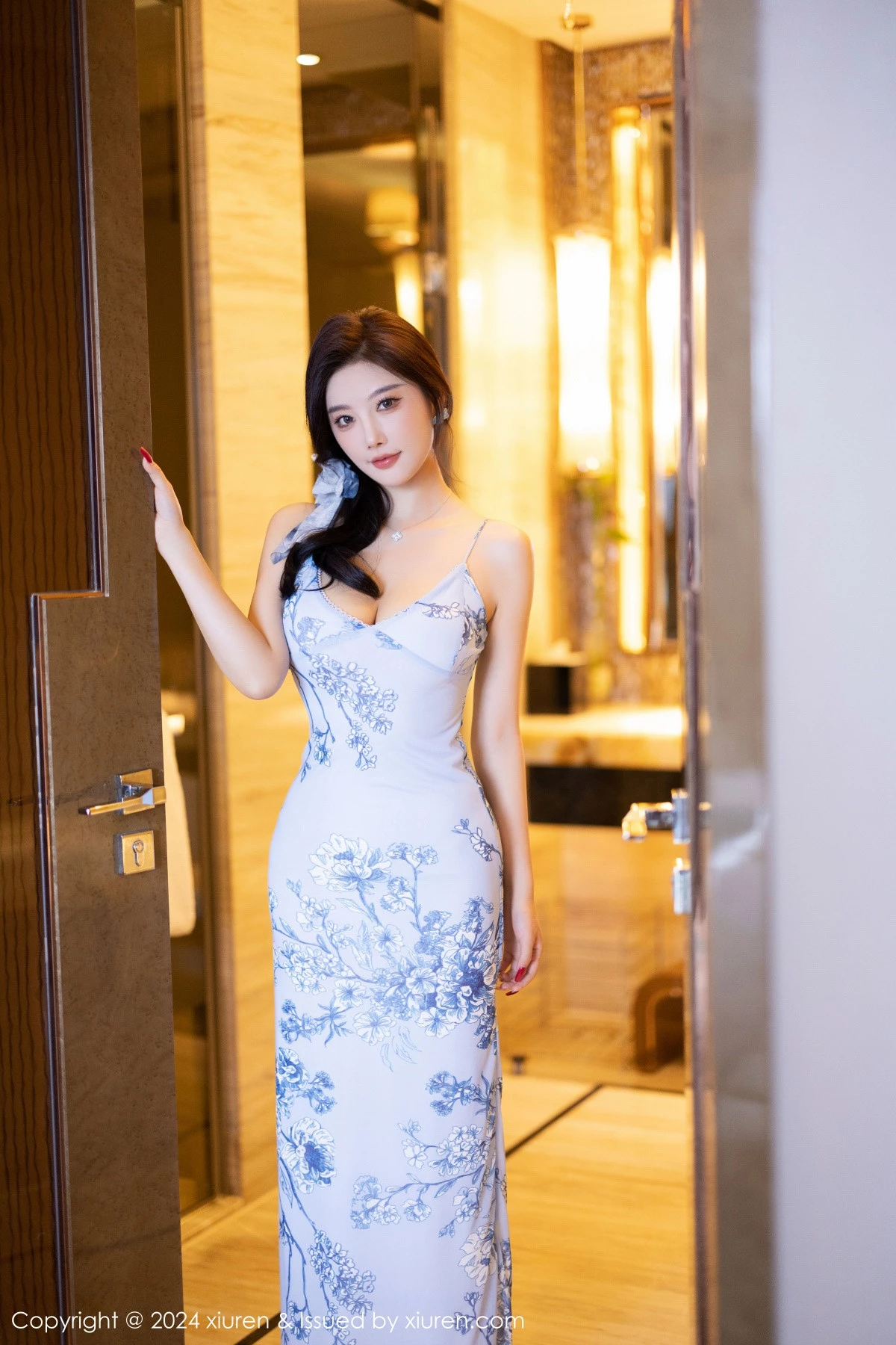 秀人集.com_[XiuRen秀人网]No.9249_女神杨晨晨Yome性感浅色吊带睡裙配白丝袜秀丰腴身材诱惑写真81P