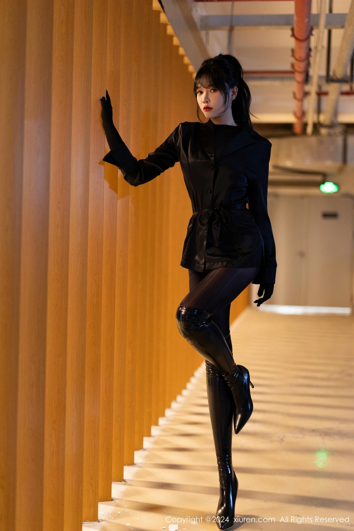 秀人集.com_[XiuRen秀人网]No.9275_模特娜比黑色外套配黑长靴露超薄连体黑丝秀凹凸身材诱惑写真90P