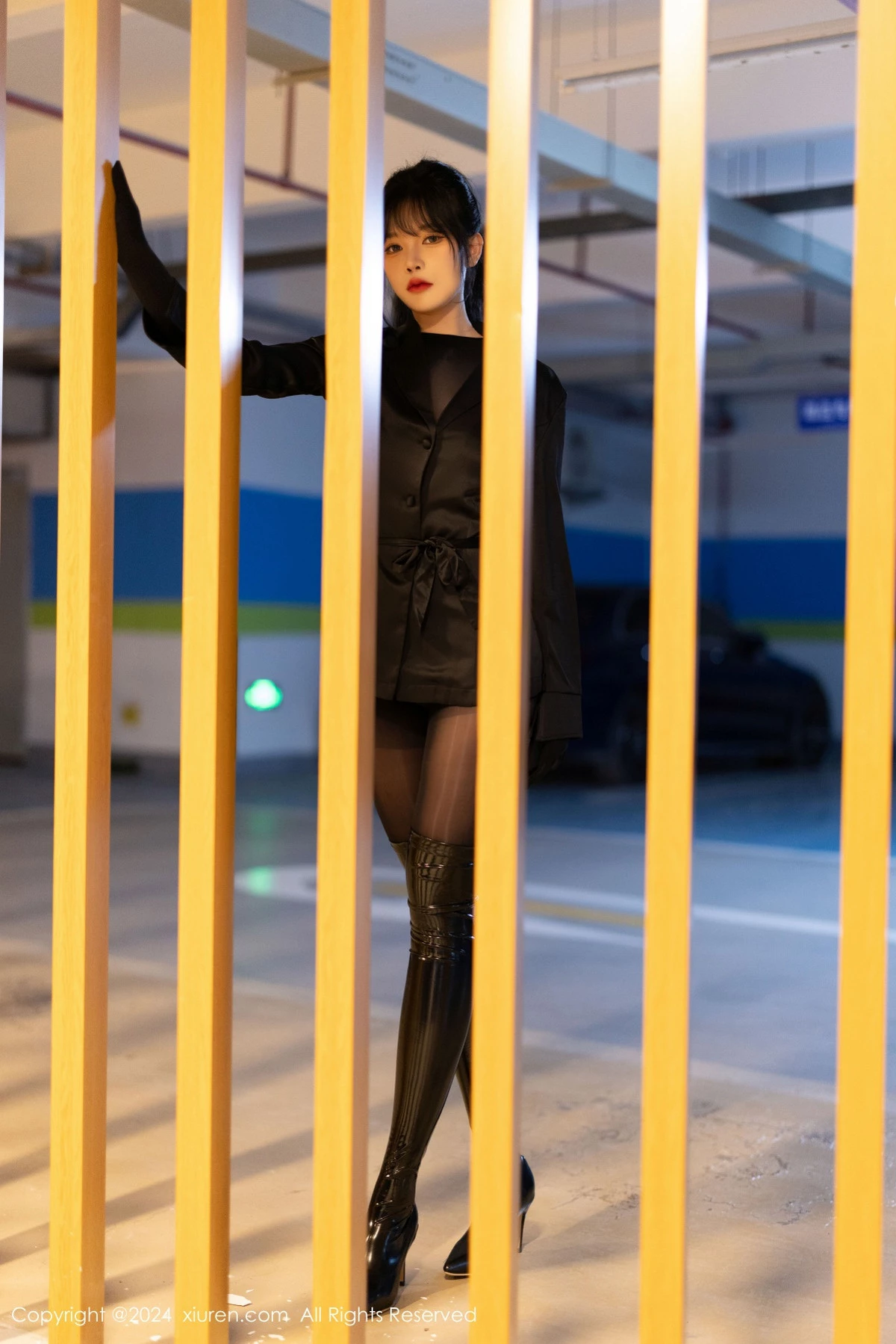 秀人集.com_[XiuRen秀人网]No.9275_模特娜比黑色外套配黑长靴露超薄连体黑丝秀凹凸身材诱惑写真90P