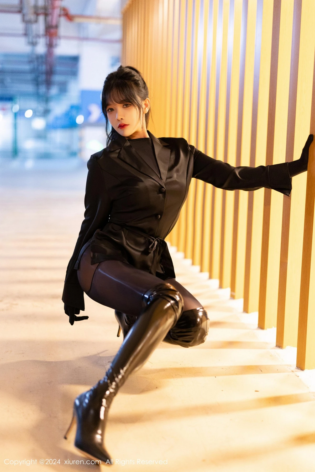 秀人集.com_[XiuRen秀人网]No.9275_模特娜比黑色外套配黑长靴露超薄连体黑丝秀凹凸身材诱惑写真90P