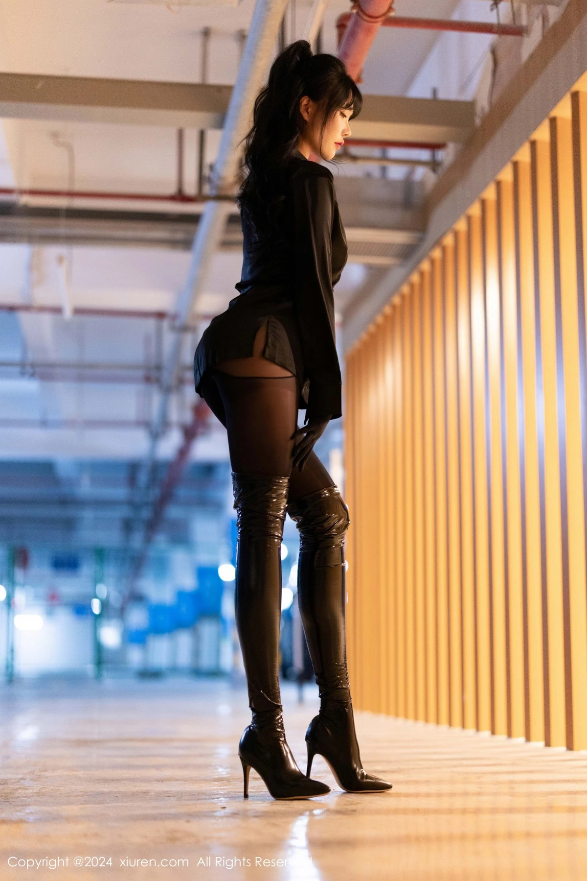 秀人集.com_[XiuRen秀人网]No.9275_模特娜比黑色外套配黑长靴露超薄连体黑丝秀凹凸身材诱惑写真90P