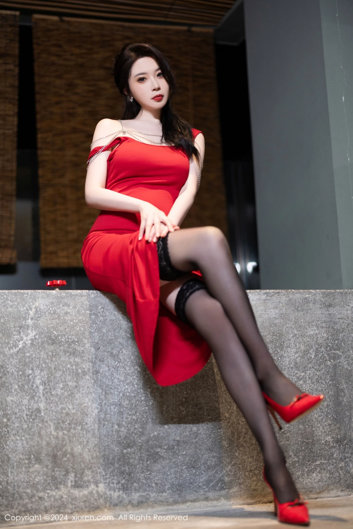 秀人集.com_[XiuRen秀人网]No.9291_模特梦心玥红色连衣裙露红色内衣配黑丝吊袜秀高挑身材诱惑写真84P