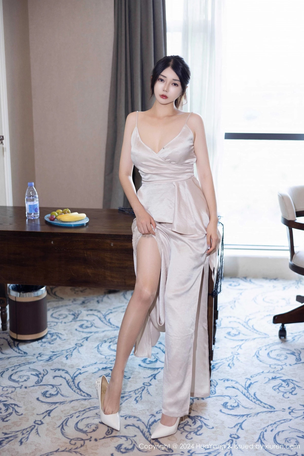 秀人集.com_[HuaYang花漾]Vol.613_模特凯竹Quinn性感浅色连衣短裙配超薄肉丝秀完美身材诱惑写真64P