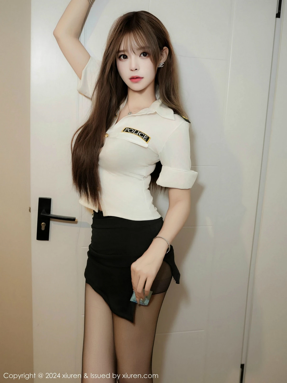 秀人集.com_[XiuRen秀人网]No.9378_新人模特菲菲吃不胖性感制服露黑色内衣配超薄黑丝秀美腿诱惑写真71P