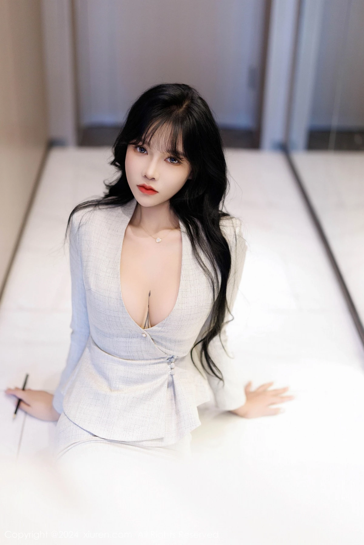 秀人集.com_[XiuRen秀人网]No.9398_模特娜比性感浅色OL服饰配闪亮无内肉丝秀凹凸身材惹火诱惑写真100P