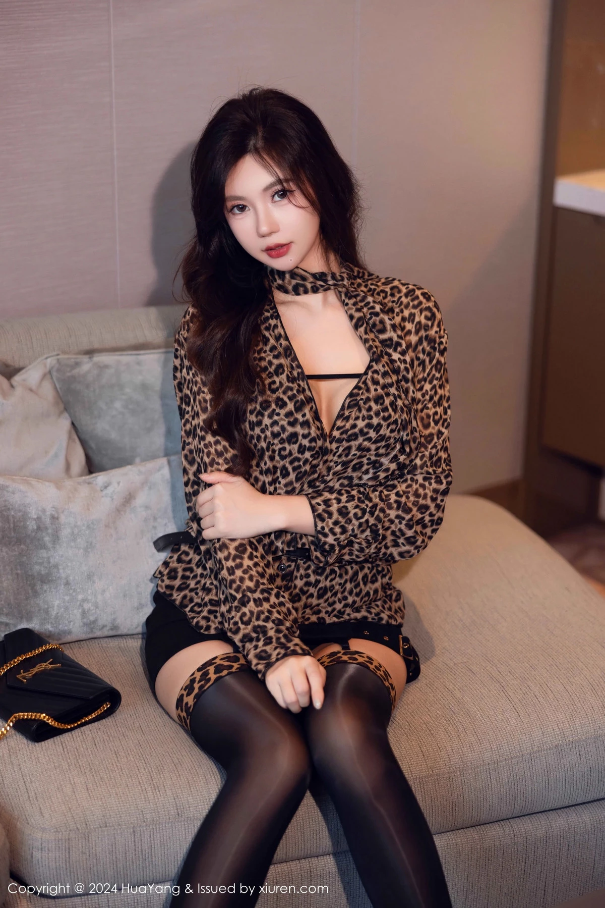 秀人集.com_[HuaYang花漾]Vol.617_女神绮里嘉ula豹纹服饰露黑色内衣配黑丝吊袜秀曼妙身姿诱惑写真89P